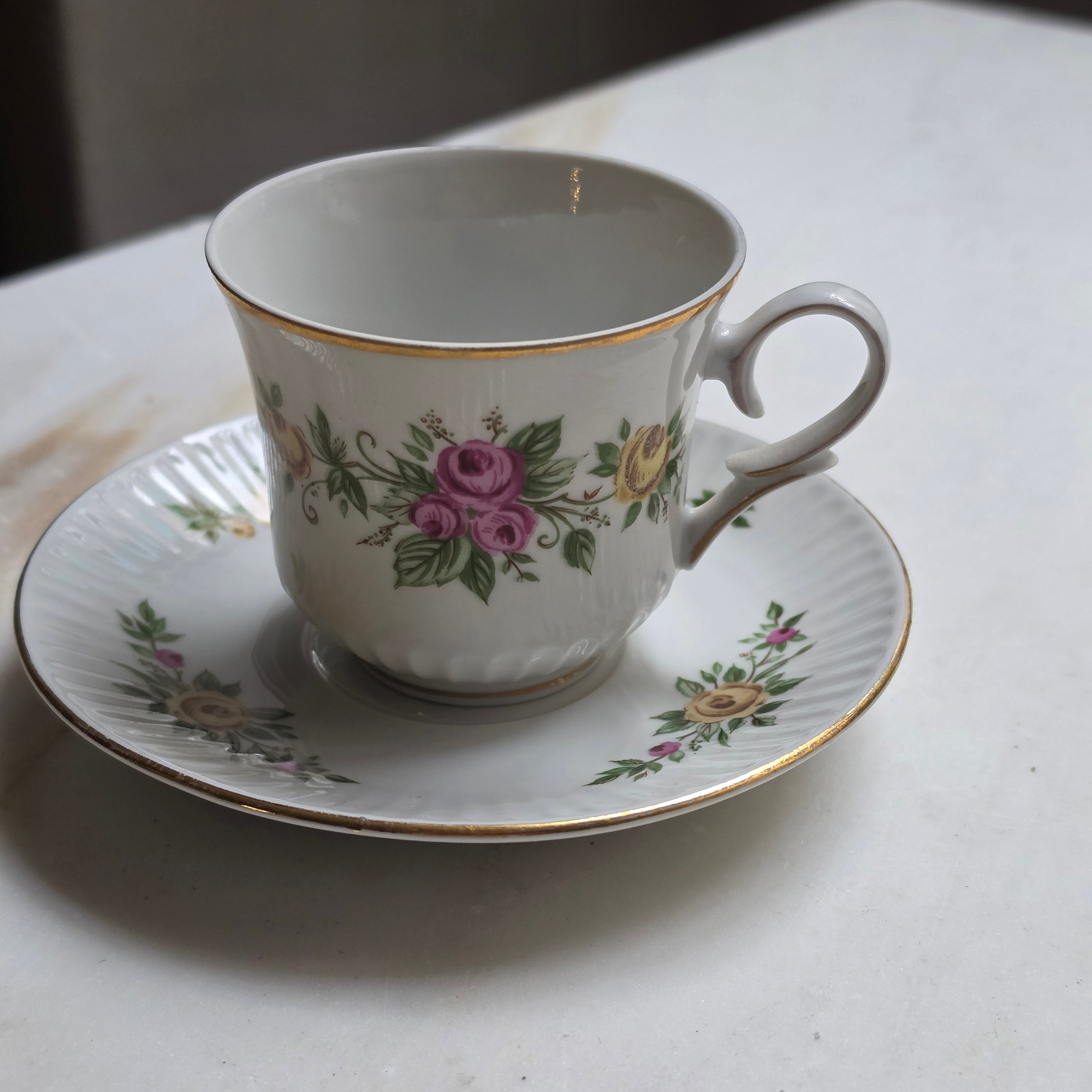 Vintage Freiberger Porzellan Sammeltasse mit Untersetzer – Romantisches Rosen-Dekor & Goldrand DDR / GDR
