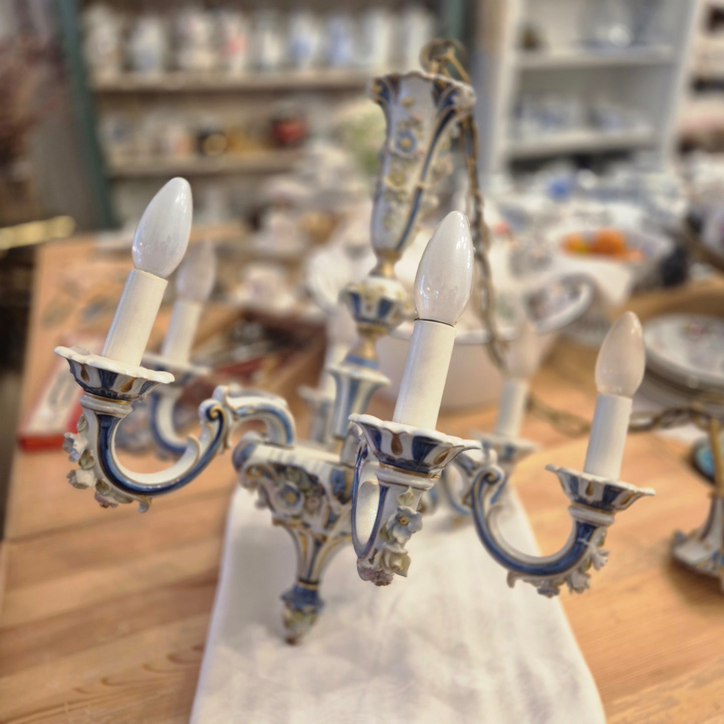 Antiker Barock Blumendekor Kronleuchter oder Kandelaber aus Porzellan, Italien - 6-armig (geklebt)
