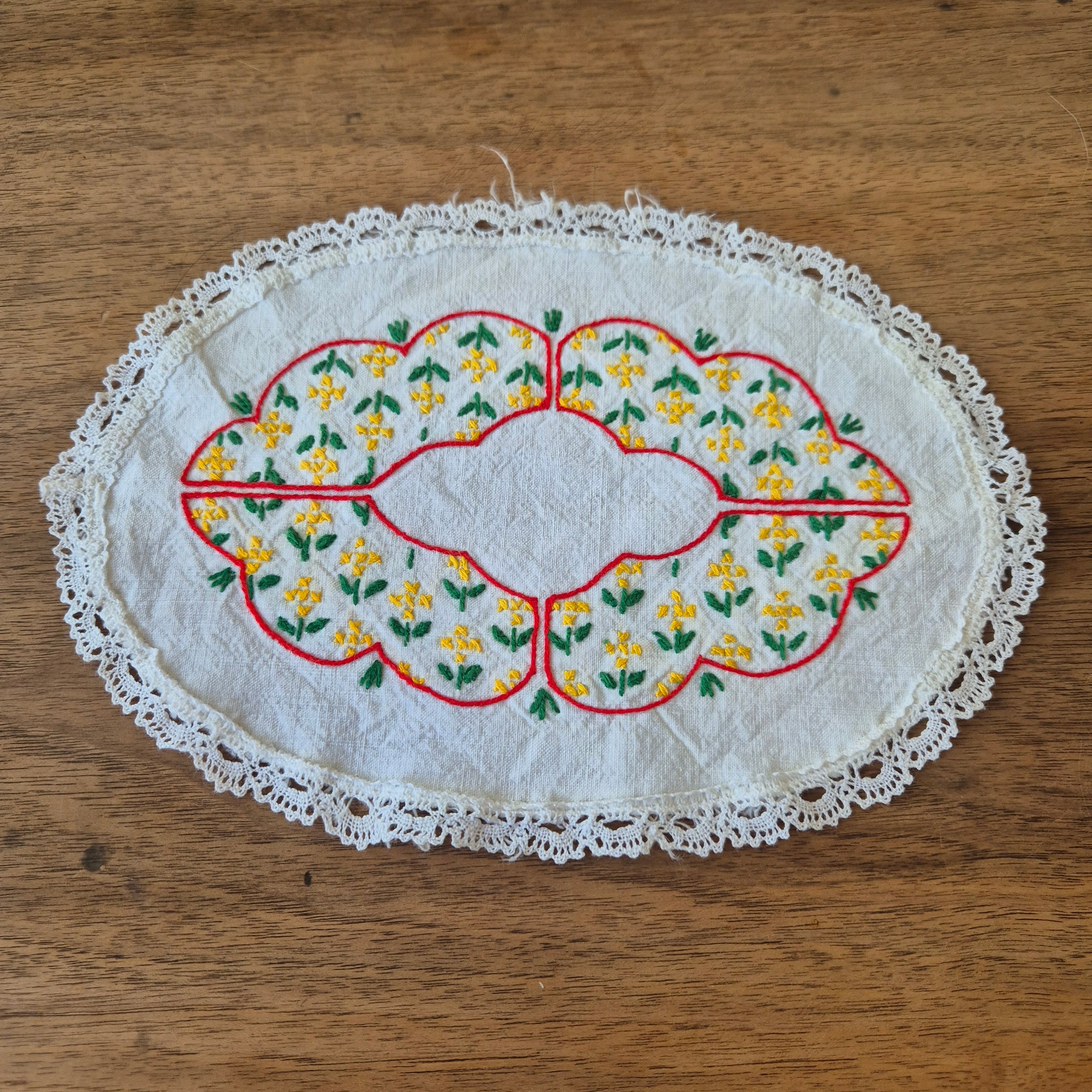 Antikes kleines Zierdeckchen weiß gehäkelt geklöppelt bestickt Baumwolle 27x19cm oval