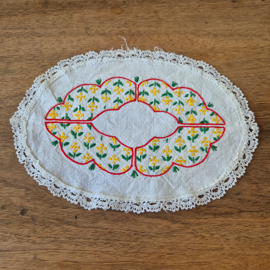Antikes kleines Zierdeckchen weiß gehäkelt geklöppelt bestickt Baumwolle 27x19cm oval