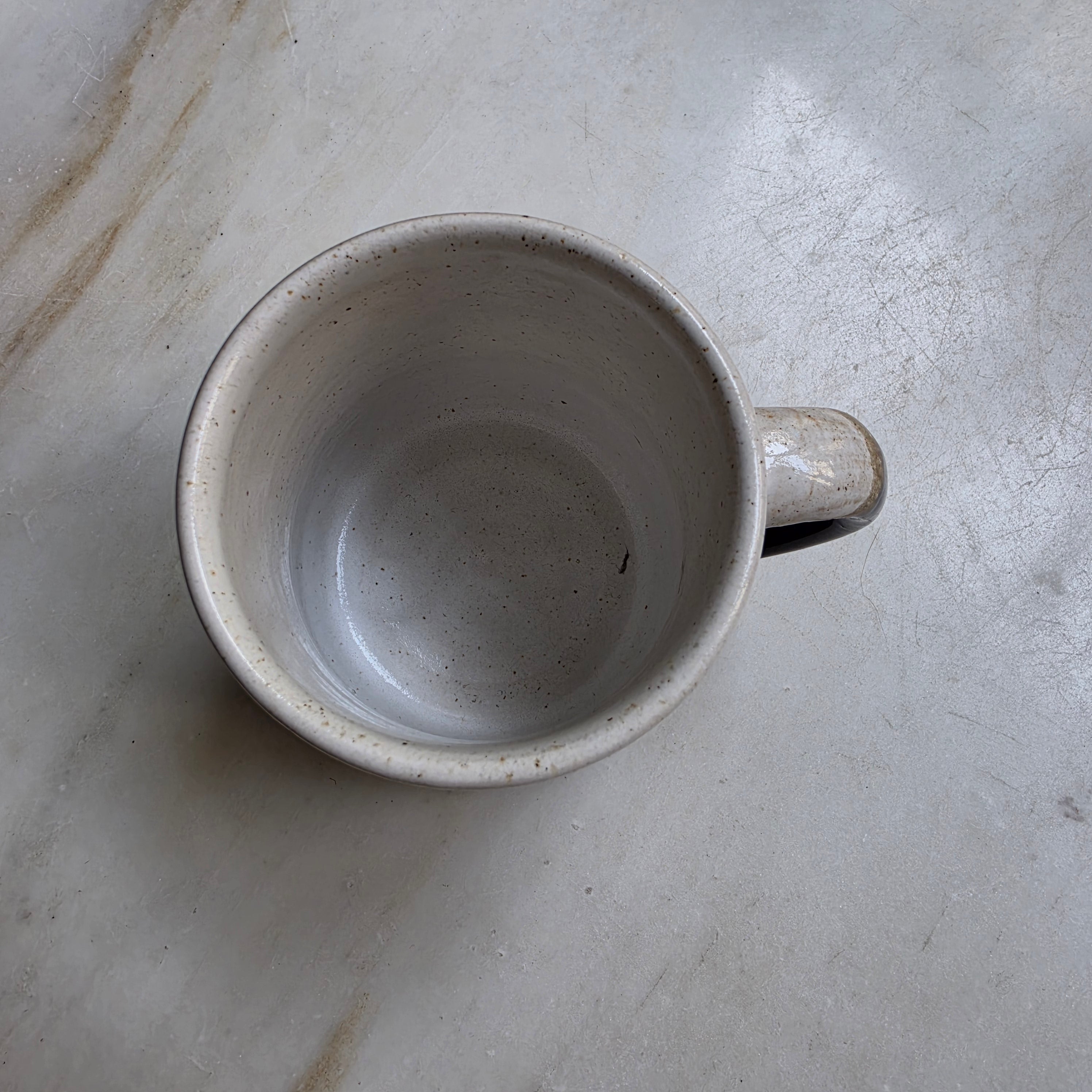 Vintage Keramikbecher / Tasse – Handgetöpfert mit Zweiton-Glasur