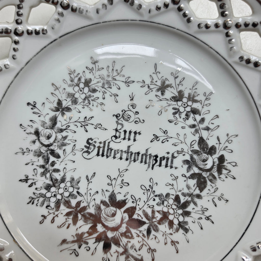 Antiker Porzellan-Durchbruchteller „Zur Silberhochzeit“ - Filigraner Gitterrand mit Gold-/Silberakzenten - Um 1900
