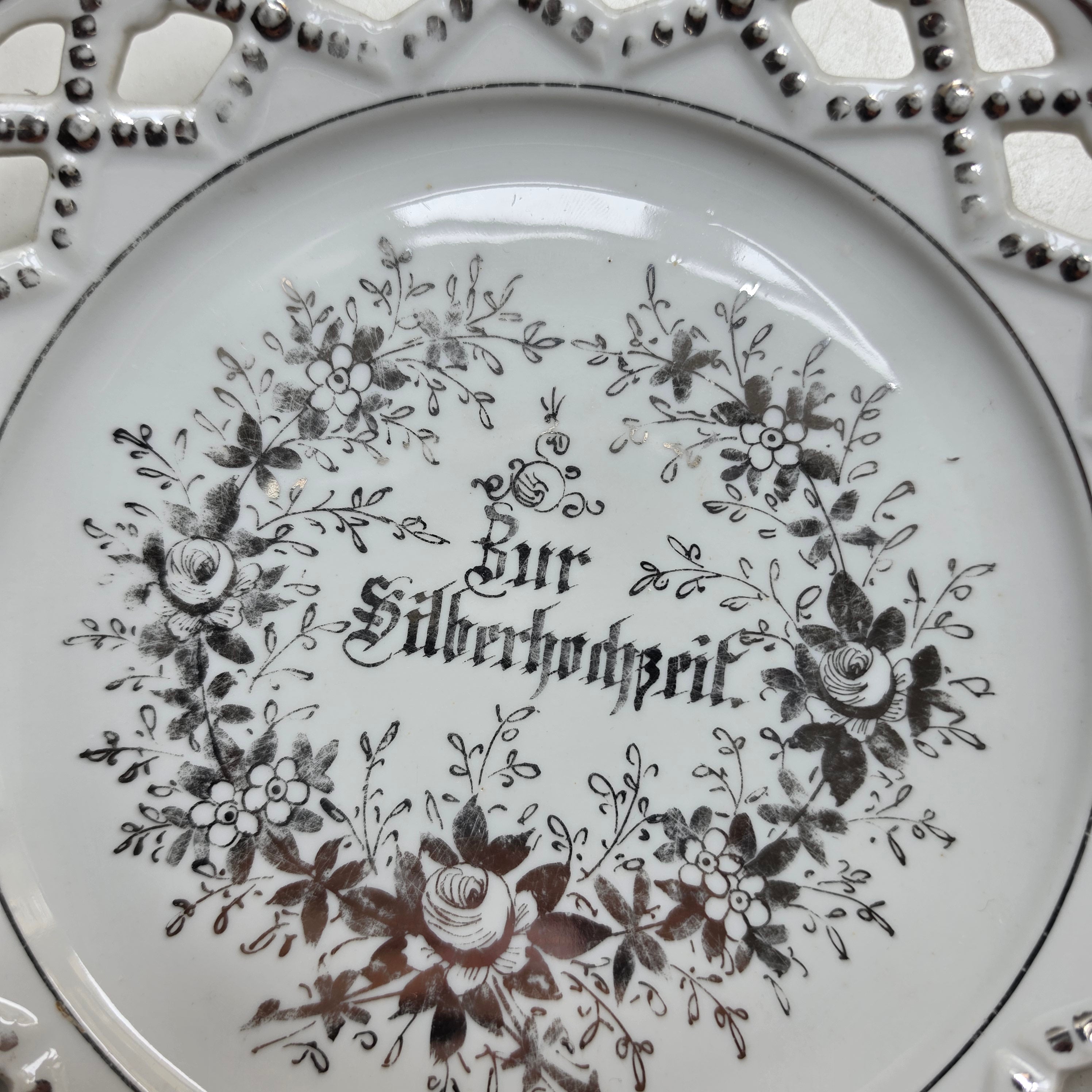 Antiker Porzellan-Durchbruchteller „Zur Silberhochzeit“ - Filigraner Gitterrand mit Gold-/Silberakzenten - Um 1900