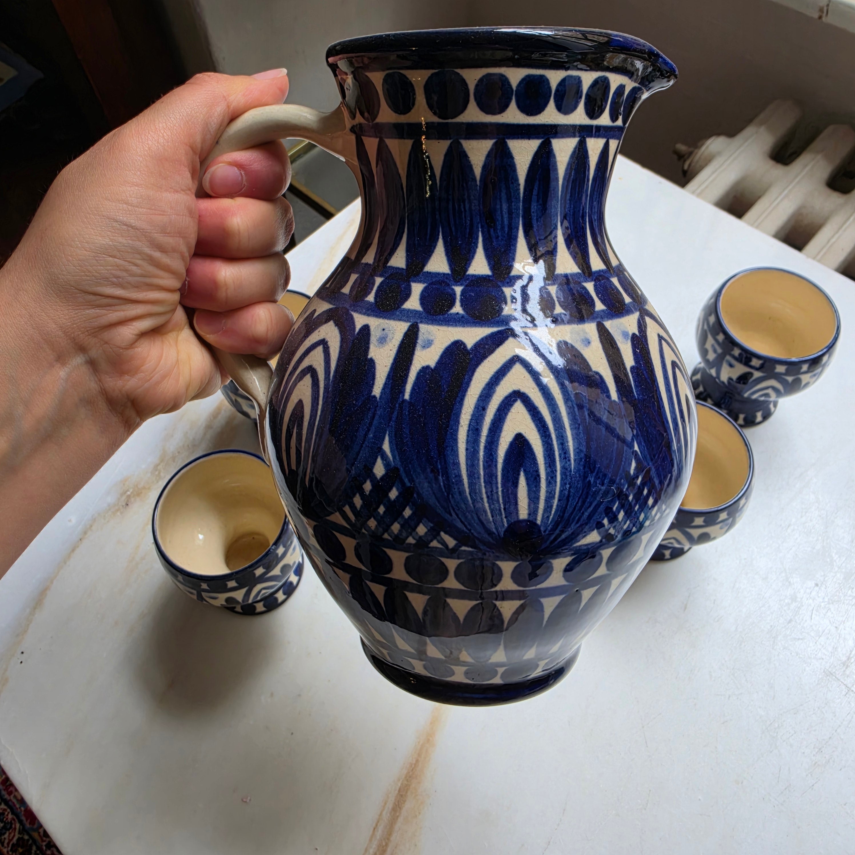 Vintage Keramik Wasser-Set - Saft-Set - Krug mit 4 Kelchen - Bechern - Blau-Weiß Handgemalt
