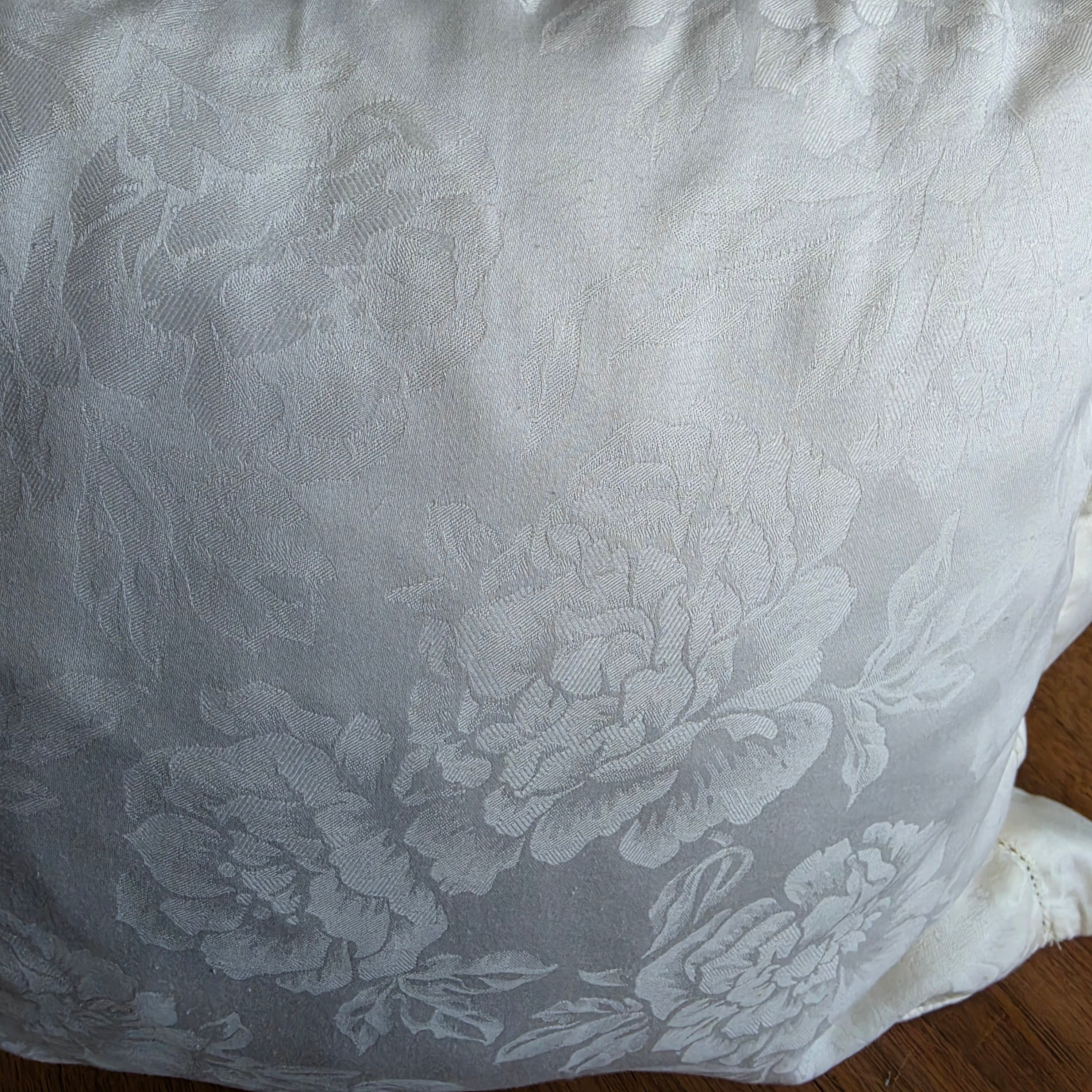 Vintage Damast-Zierkissen mit floralem Rosenmuster & Stehsaum 35x32cm