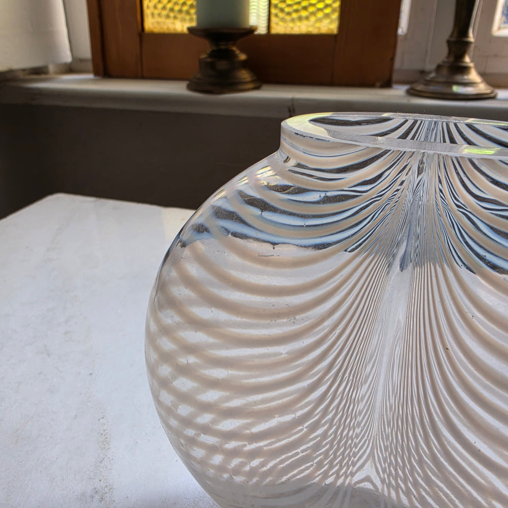 Vintage Kunstvase transparent mit weißen Streifen - Glaskunst