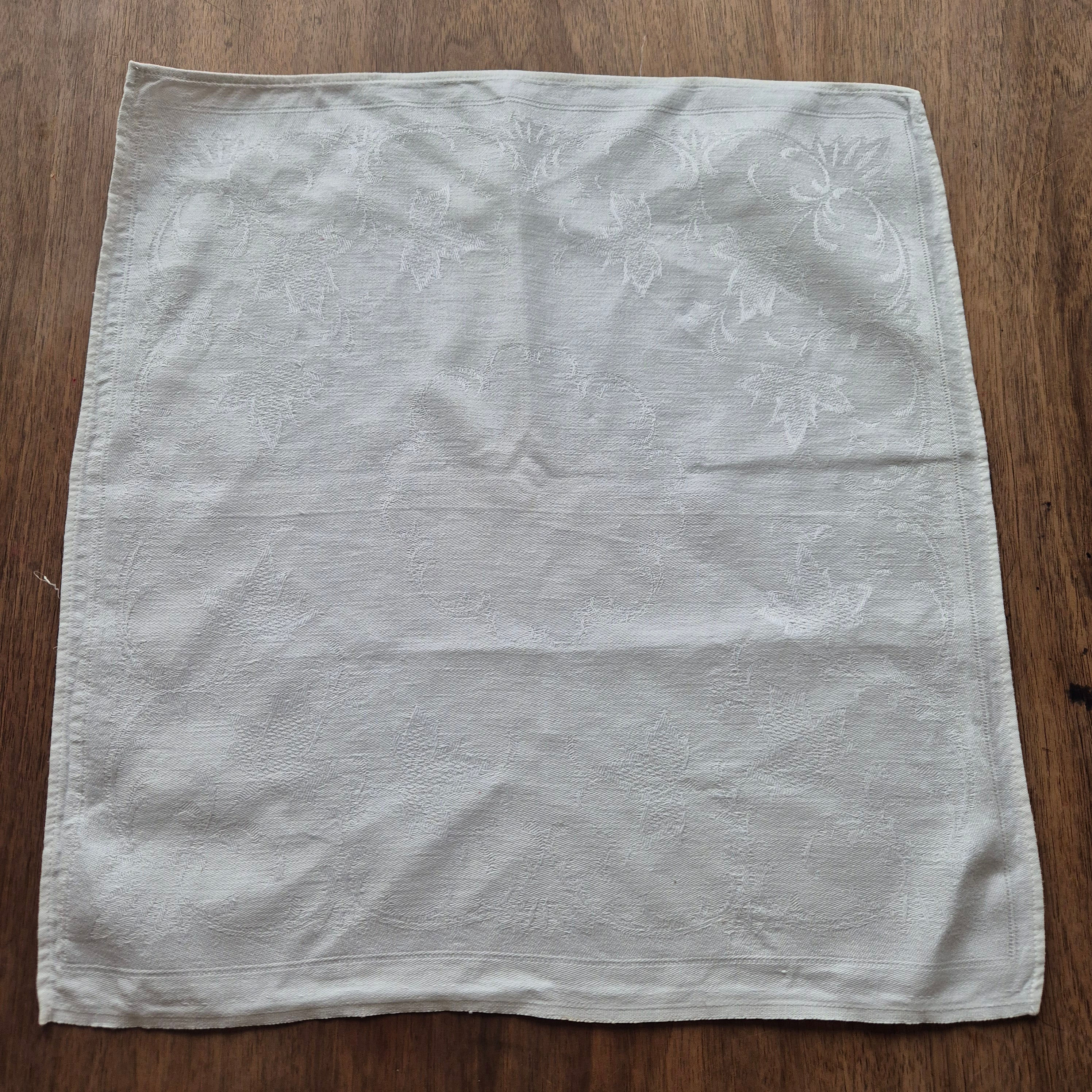 Antike einfache Damast Serviette oder Mitteldecke weiß Blattmotiv 45x48cm ♡