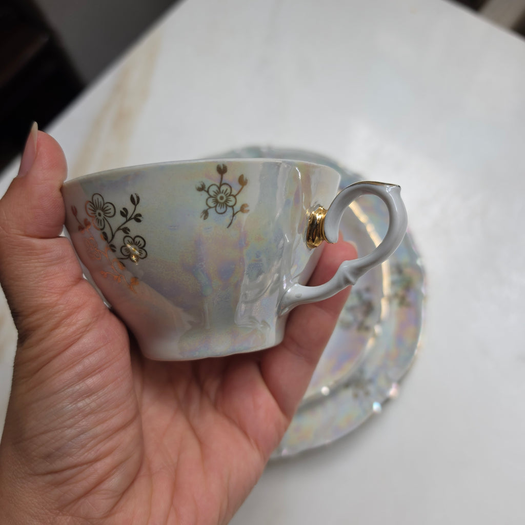 Vintage Kahla Porzellan Sammeltasse mit Lüsterglasur & Golddekor - 3-teiliges Gedeck Made in GDR