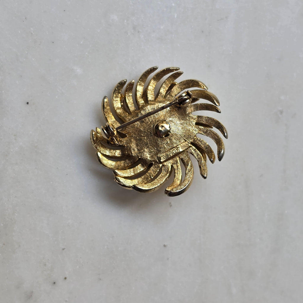 Vintage-Eleganz: Goldene Perlen-Brosche im Wirbel-Design 60er Jahre