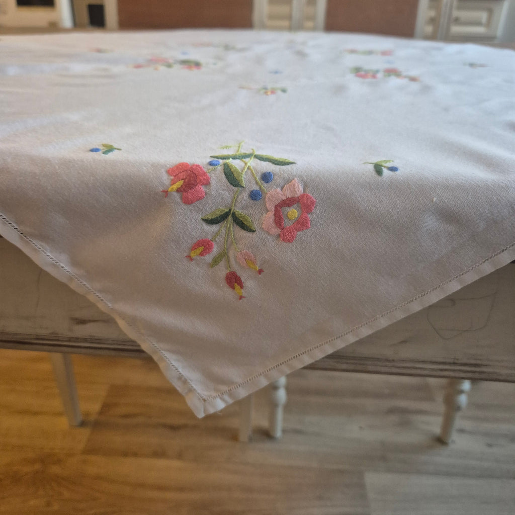 Vintage Tischdecke Baumwolle mit Blumenstickerei und durchbrochener Spitze 83x83cm