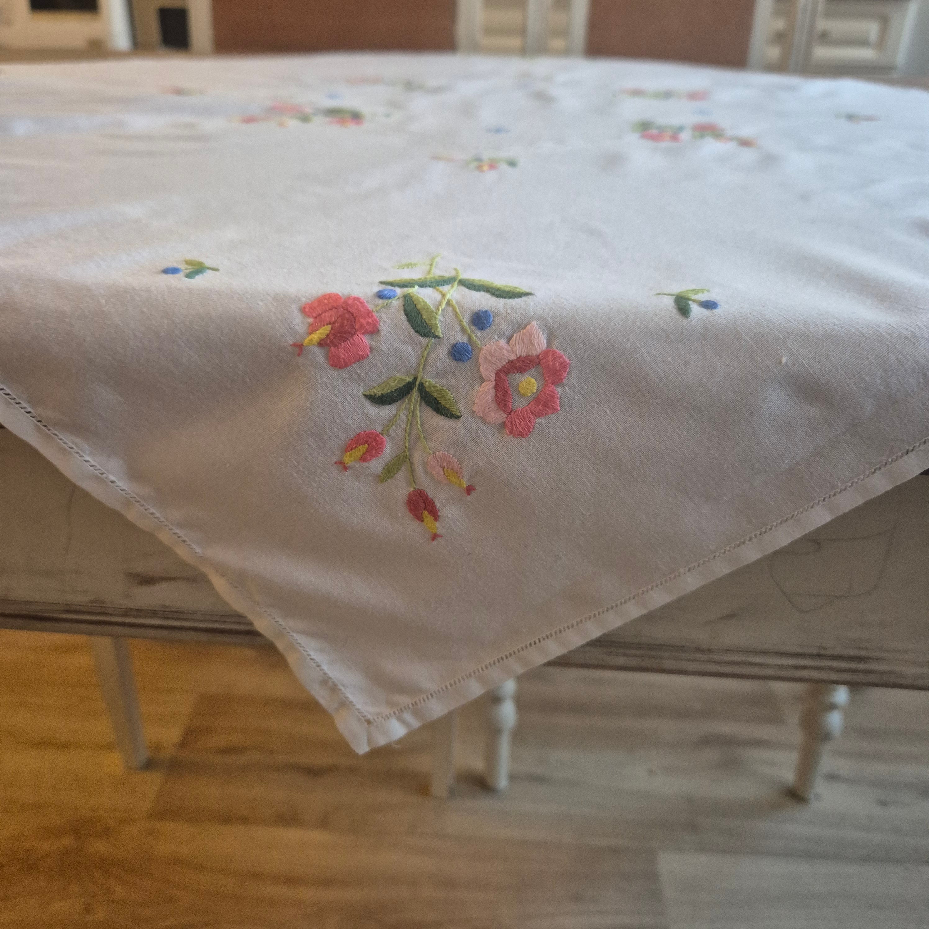 Vintage Tischdecke Baumwolle mit Blumenstickerei und durchbrochener Spitze 83x83cm