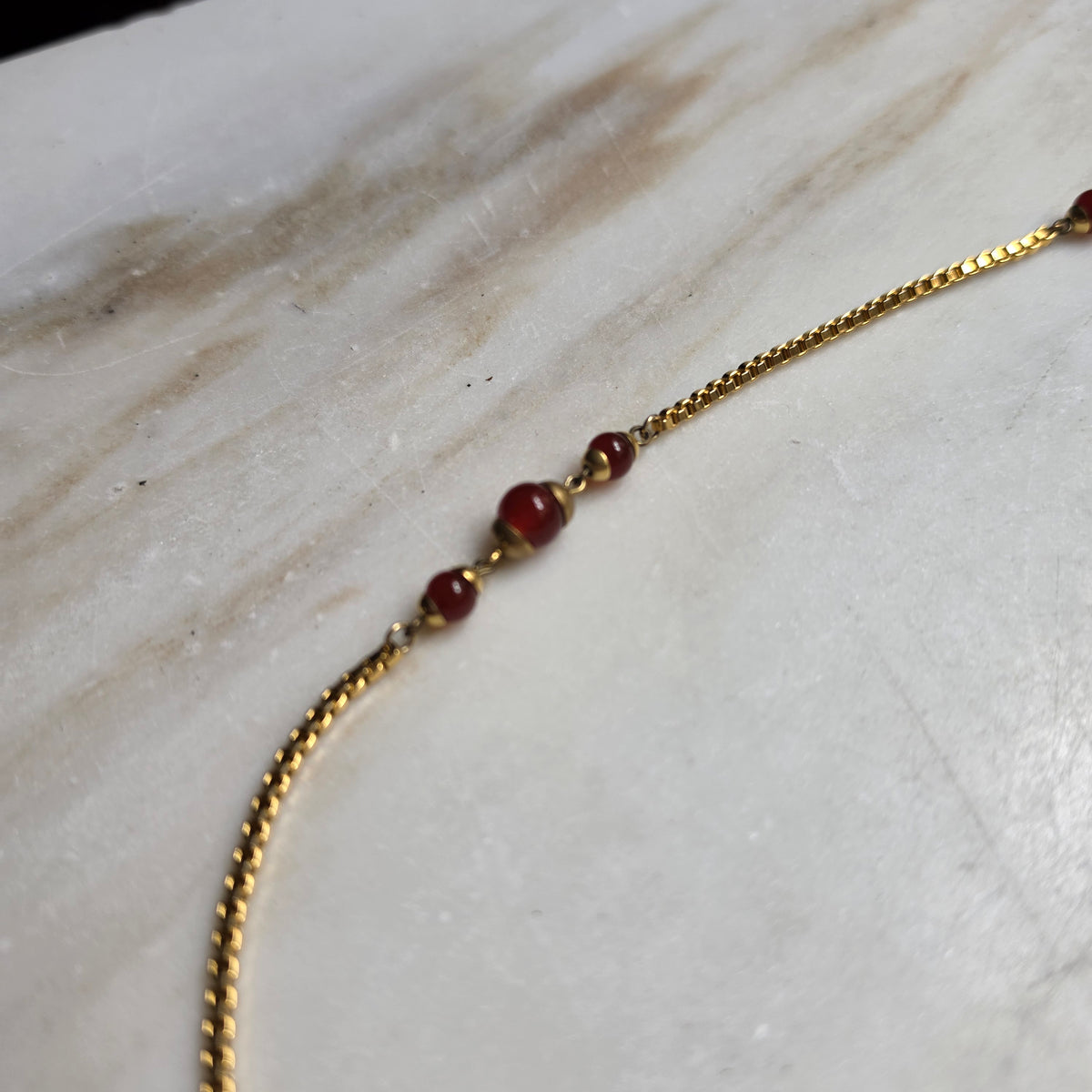 Statement-Kette im Art-Deco-Look – Rot & Goldfarben