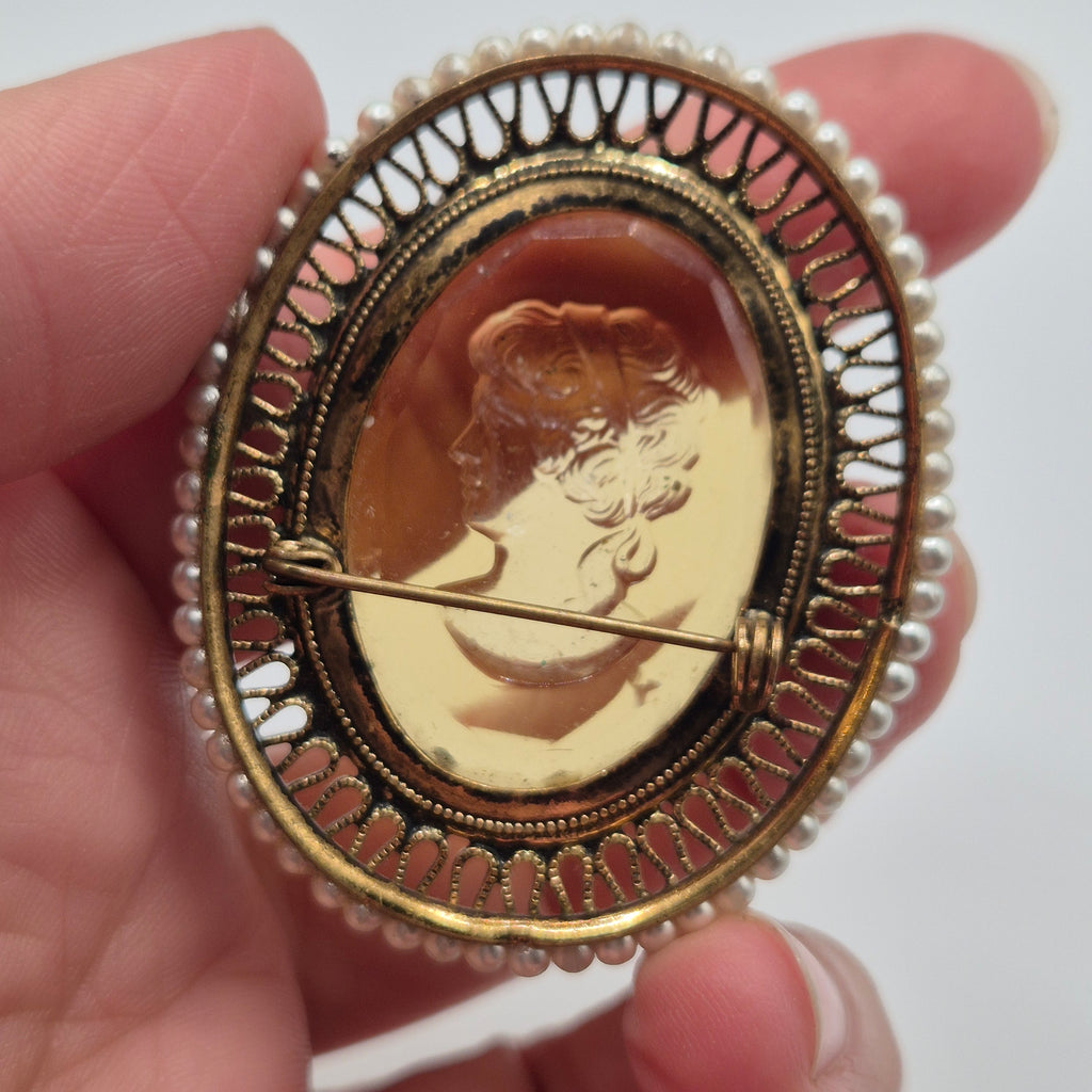 Große alte Glas Brosche mit Damenrelief Cameo Brosche Verschluss wackelig 5x6cm