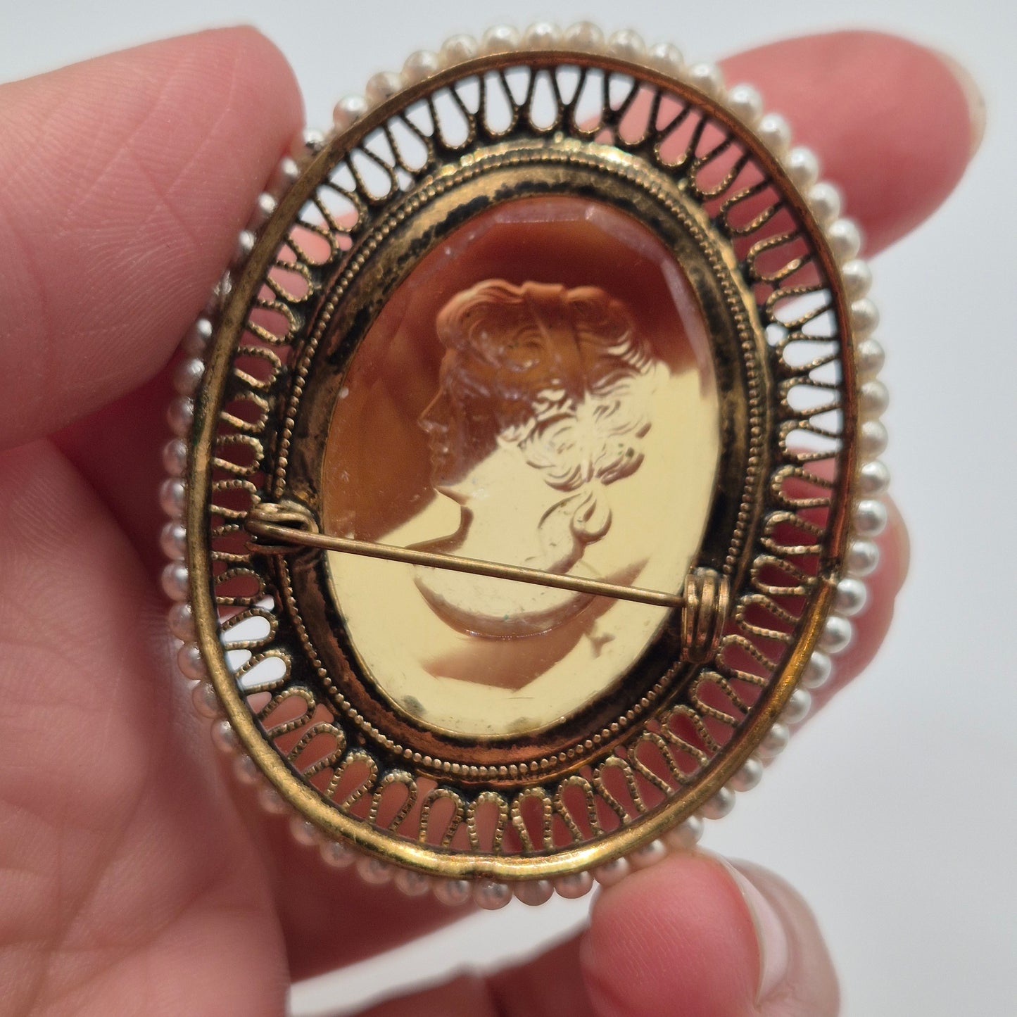 Große alte Glas Brosche mit Damenrelief Cameo Brosche Verschluss wackelig 5x6cm