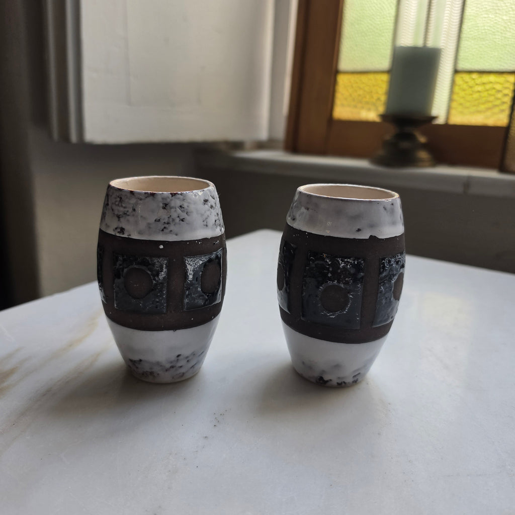 2x Alte Vintage Keramik Becher Mate oder als kleine Vasen braun beige
