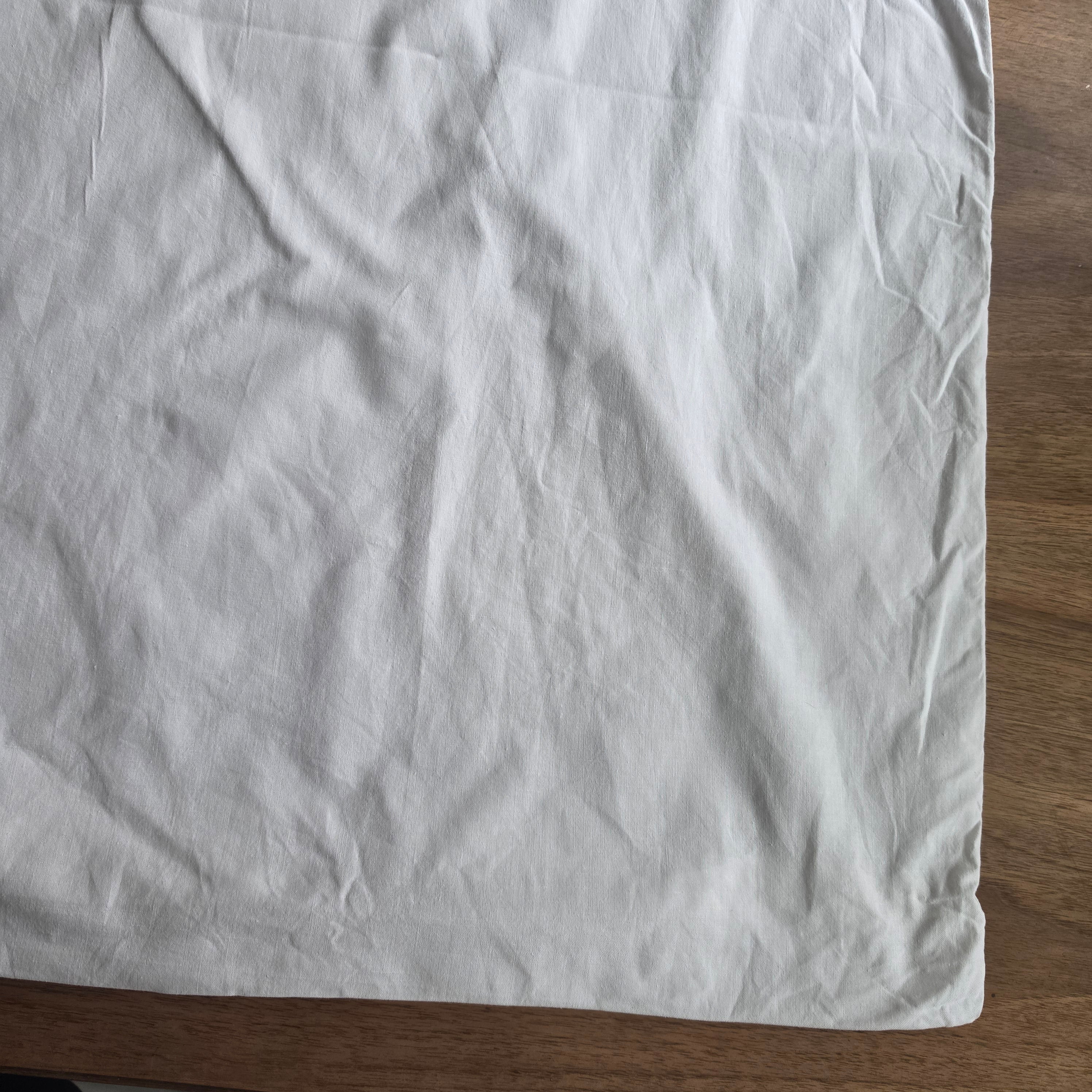 Antiker Baumwoll-Kissenbezug mit breiter Klöppelspitze um 1920 - Weißes Vintage-Kissen 75x75cm