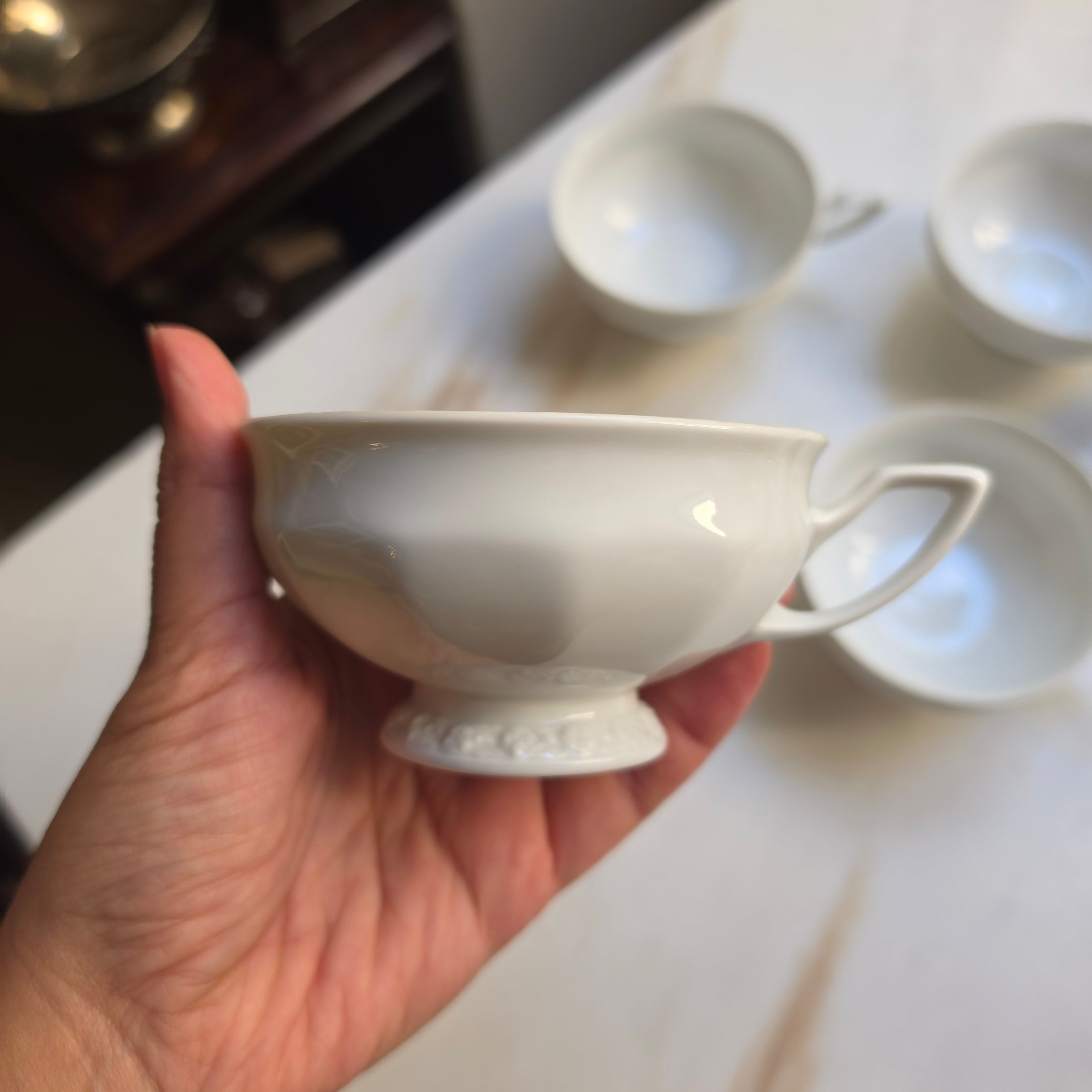 Vintage Rosenthal Porzellan Tassen Set (5-teilig) – Weißes Geschirr mit Relief-Standfuß & elegantem Henkel