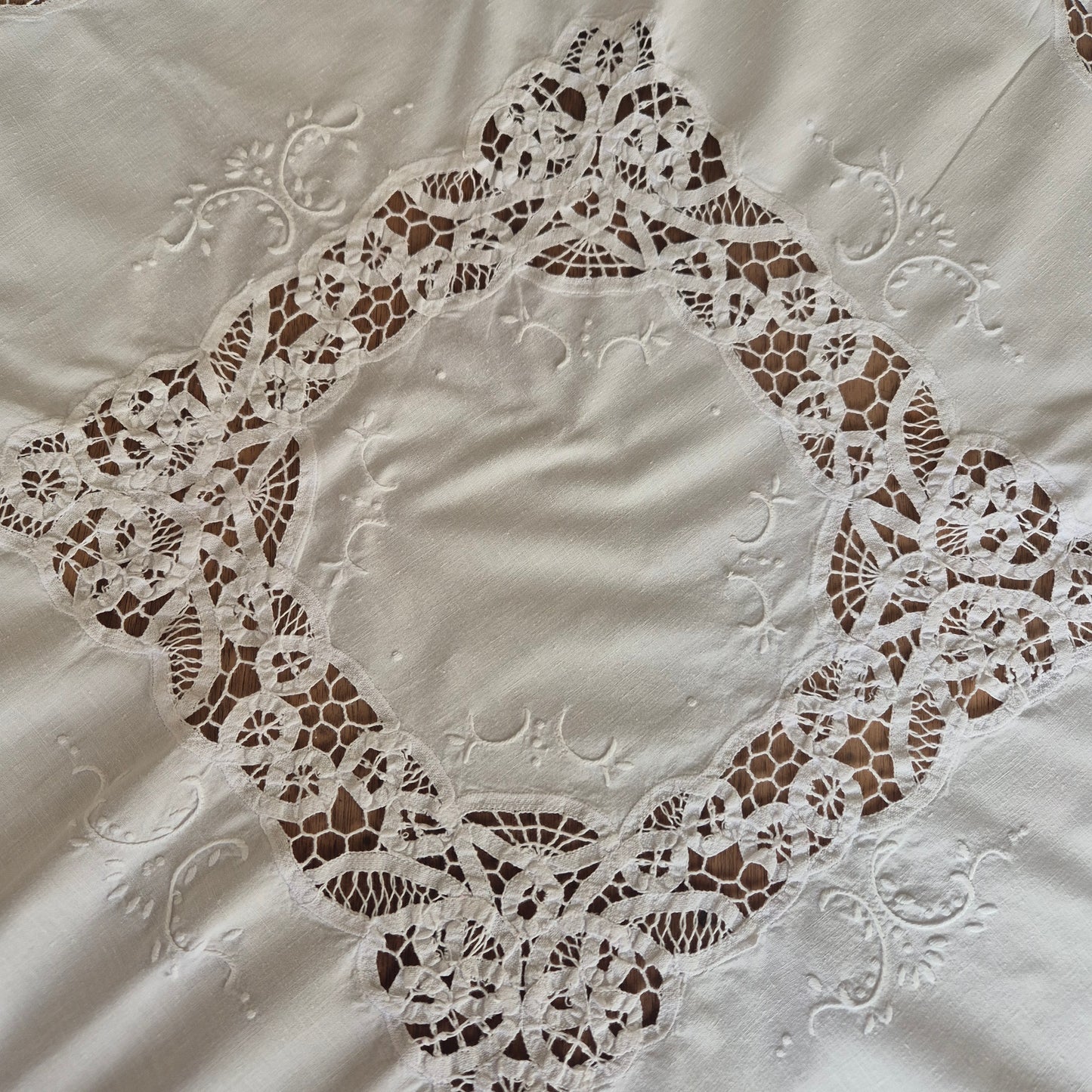 Antike viktorianische Spitzen Tischdecke gehäkelt geklöppelt weiß 85x85cm (Stockflecken Rückseite)