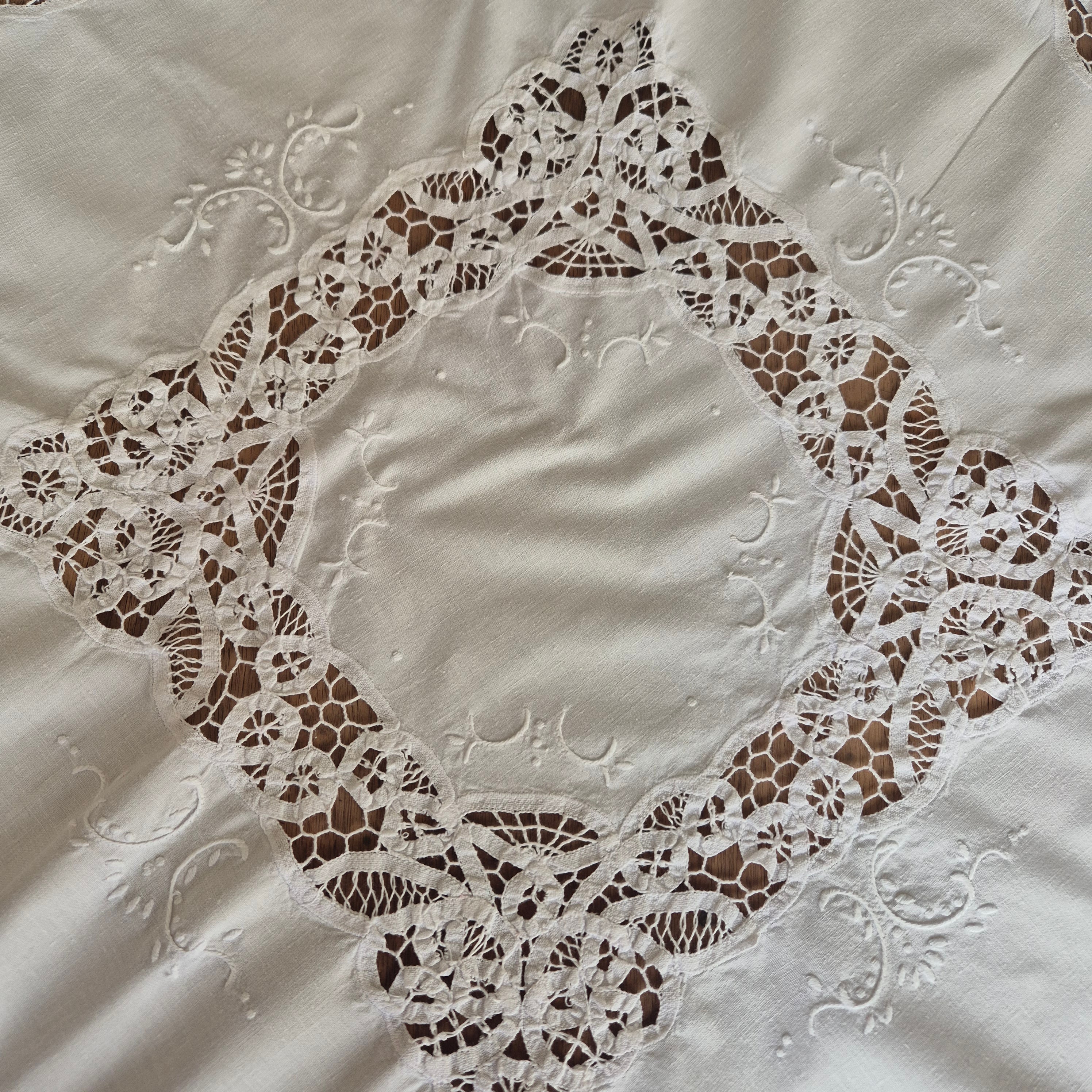 Antike viktorianische Spitzen Tischdecke gehäkelt geklöppelt weiß 85x85cm (Stockflecken Rückseite)