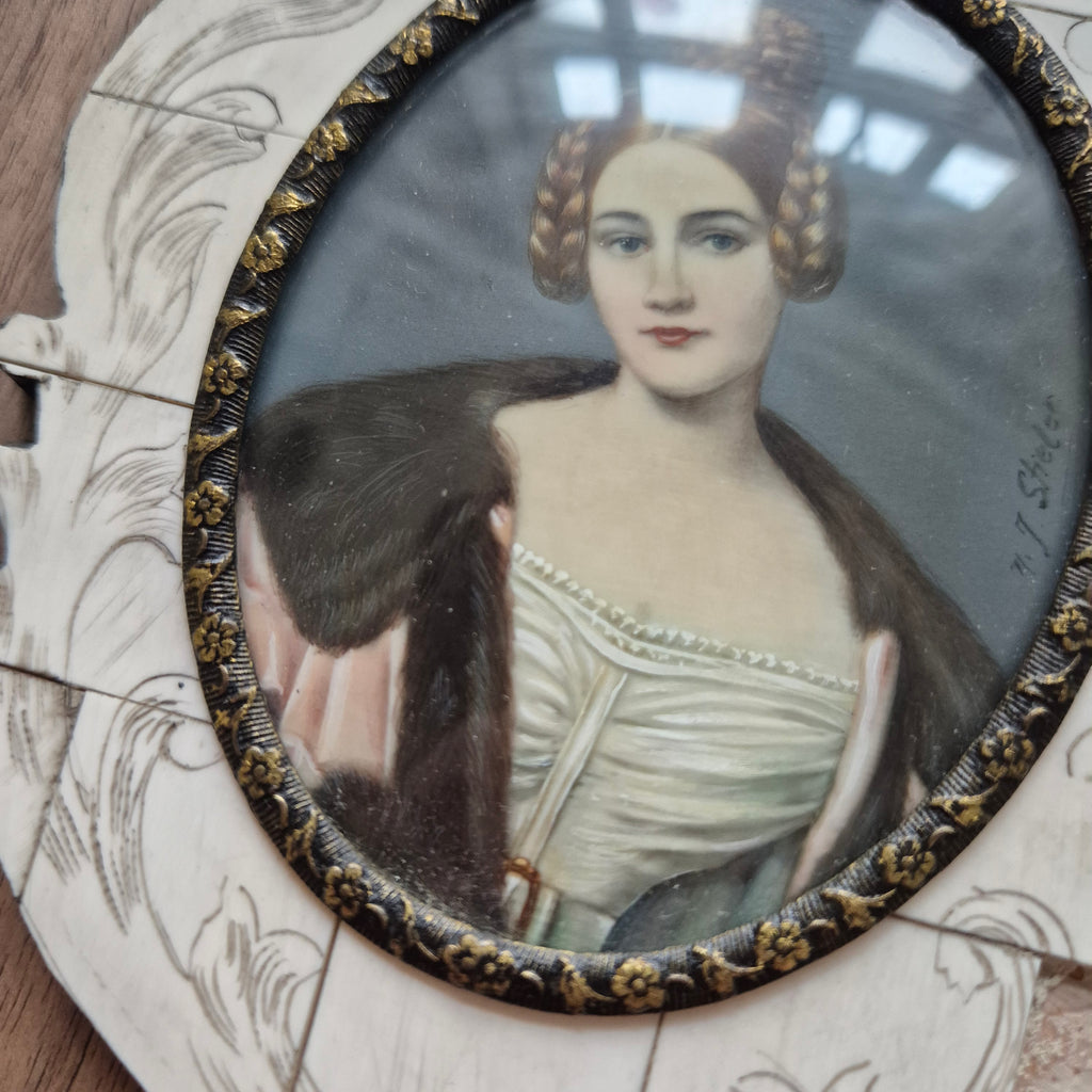 Antike viktorianische Miniaturmalerei / Lupenmalerei Porträt "Caroline von Holnstein" auf Bein / Porzellan Holz