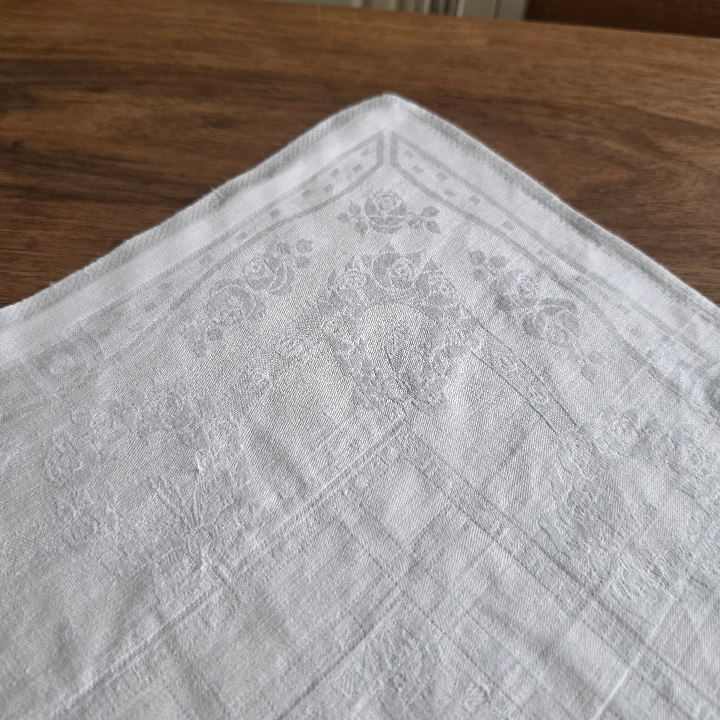 Vintage Damast-Mitteldecke / Prachtserviette mit Rosen-Jacquard & Handmonogramm „GK“ - 60x60cm