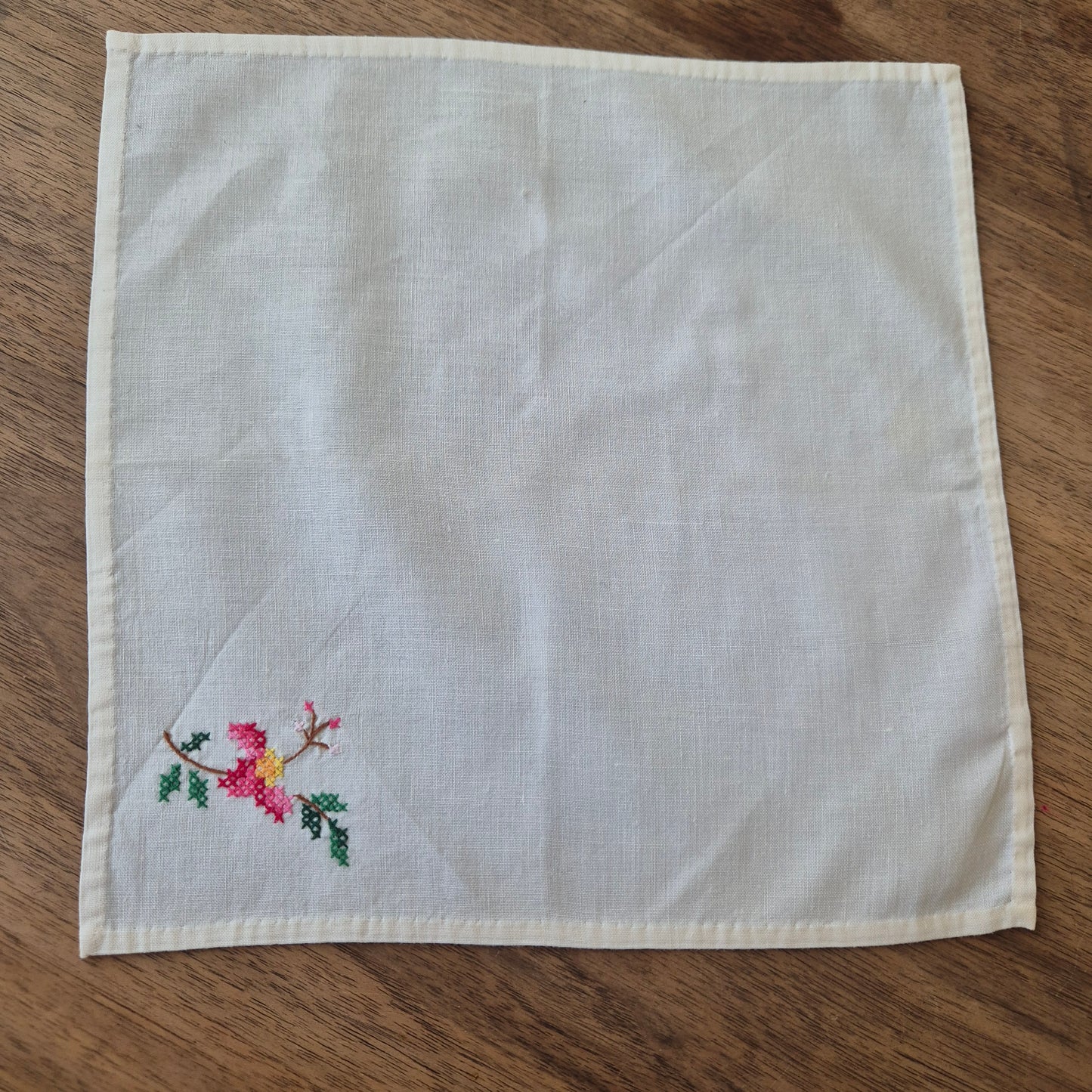 Vintage Stofftaschentuch creme Baumwolle bestickt 26x26cm mini Fleck