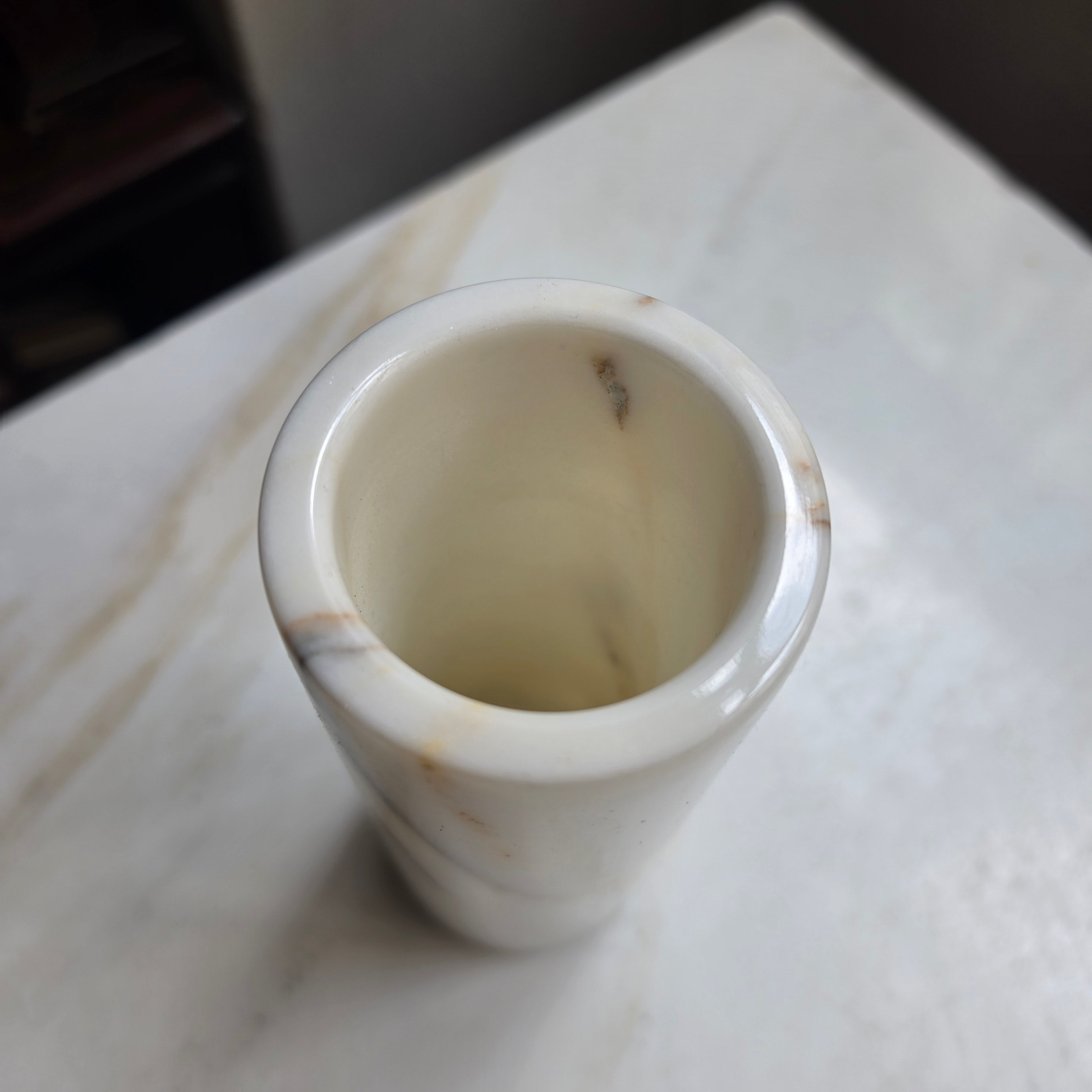 Vintage Zylinder-Vase aus massivem Marmor / Alabaster – Cremeweiß mit natürlicher Maserung