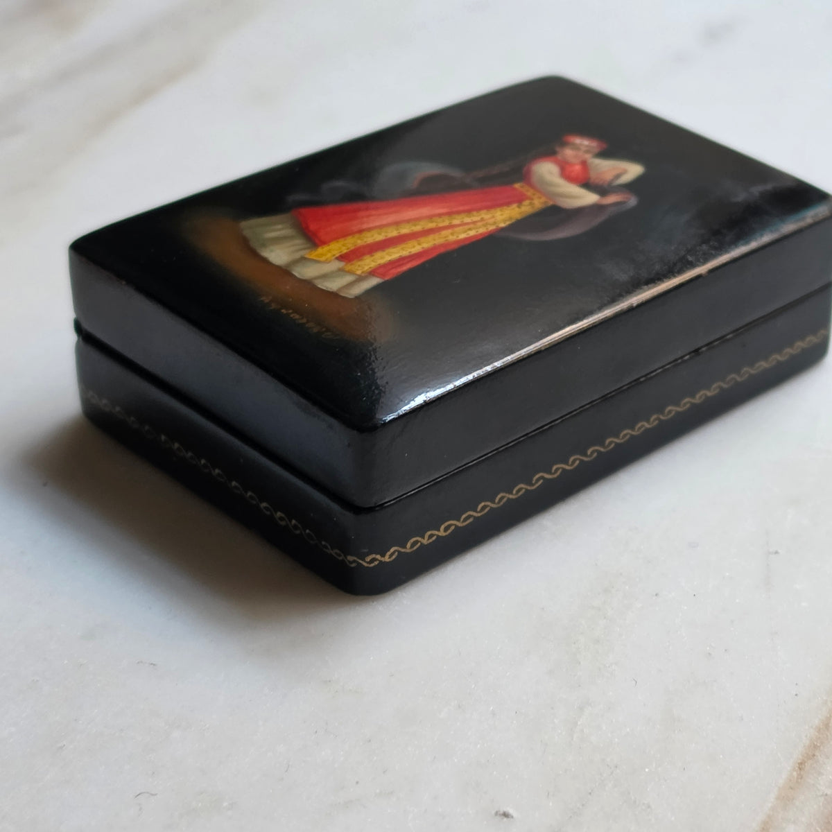 Handbemalte Russische Lackdose - Schmuckschatulle mit Palekh- Fedoskino Motiven – Traditionelle Miniaturmalerei