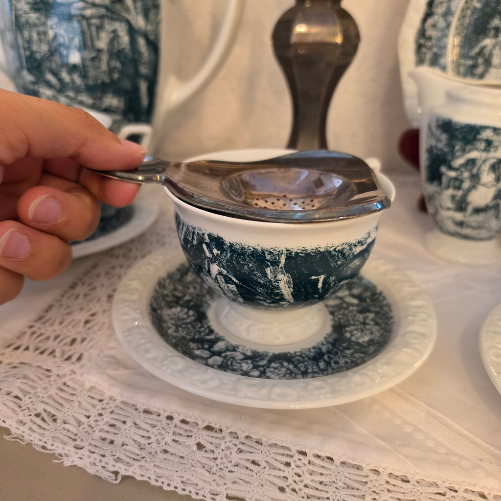 Edles Vintage-Teesieb aus versilbertem Metall – Klassisches Auflege-Teesieb mit feiner Patina