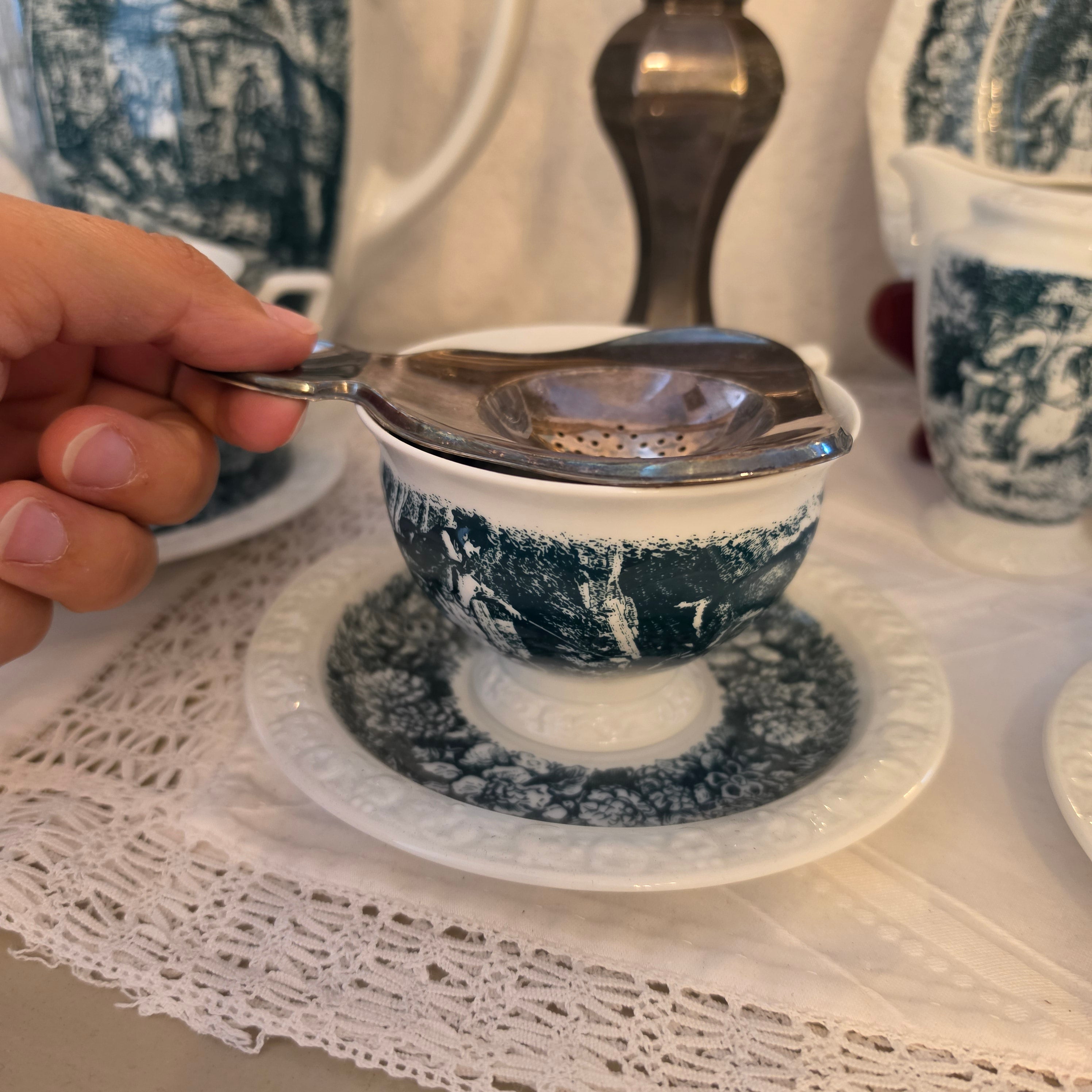 Edles Vintage-Teesieb aus versilbertem Metall – Klassisches Auflege-Teesieb mit feiner Patina