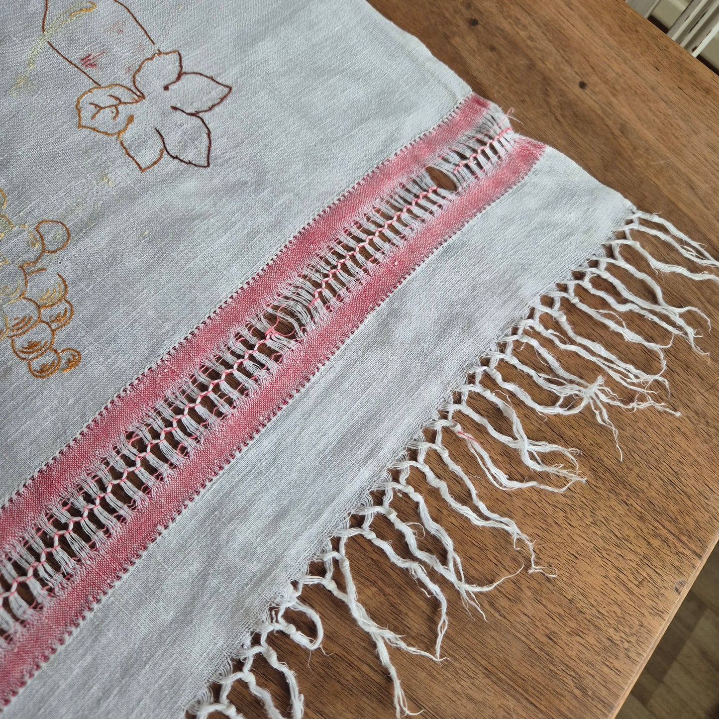 Altes Überhandtuch rot weiß verwaschen handmade 59x130cm "Sich regen bringt Segen"