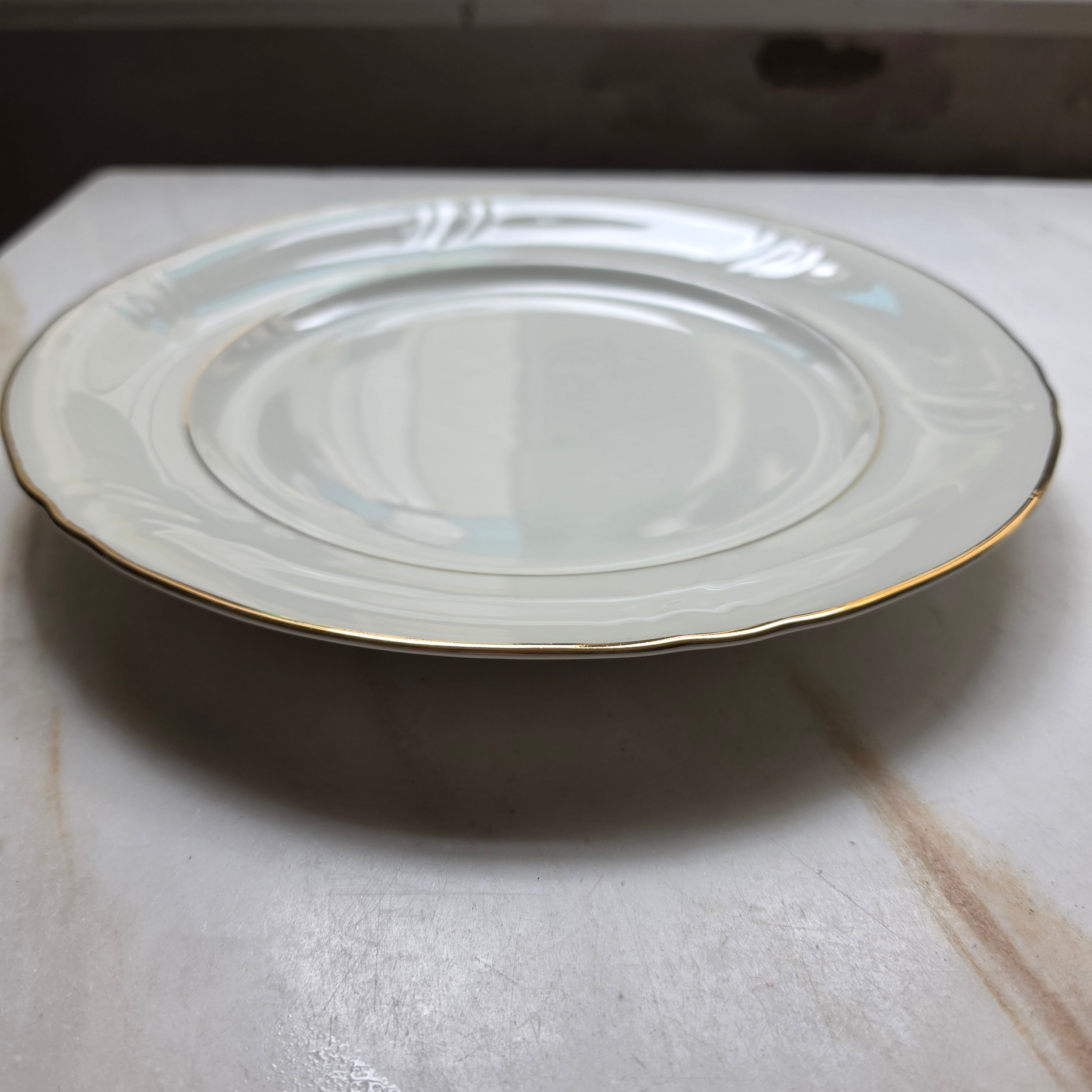 Großer antiker Porzellan-Servierteller - Elfenbeinfarben mit edlem Goldrand - Elegante Torten- & Gebäckplatte