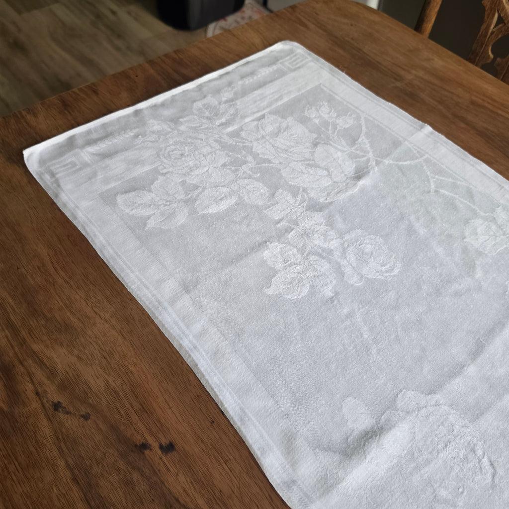 Antikes Leinen-Damast-Handtuch mit Rosenmuster & Monogramm M.P. - 45x103