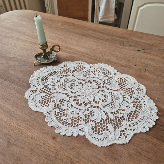Antikes kleines Zierdeckchen creme gehäkelt geklöppelt Baumwolle 27x35cm oval