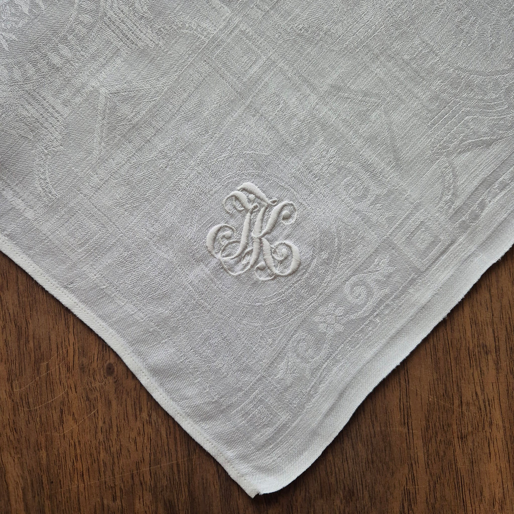Antike Serviette / Mitteldecke Damast quadratisch weiß Baumwolle 70x72cm (Flecken) Monogramm I.K. oder J.K. ♡
