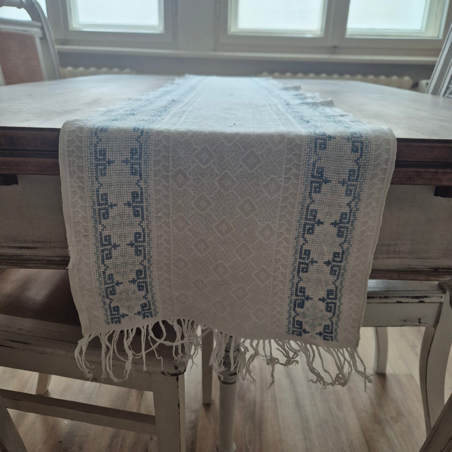 Antiker Baumwolle Tischläufer handbestickt mit mini Fleck! 29x170cm mit Fransen blau weiß
