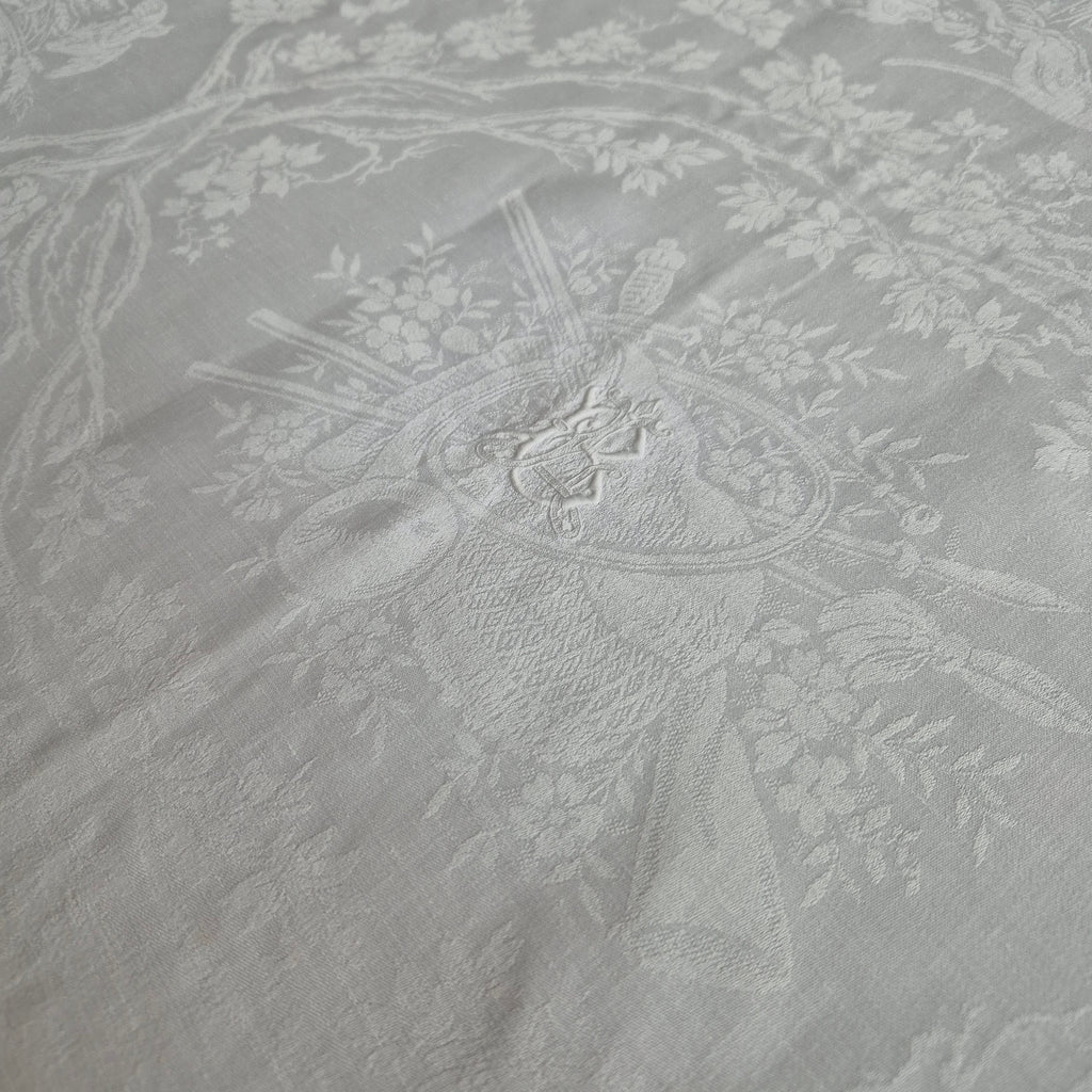 Antike Tischdecke weiß 77x91cm Damast weiß Jagtmotiv und Monogram L.B