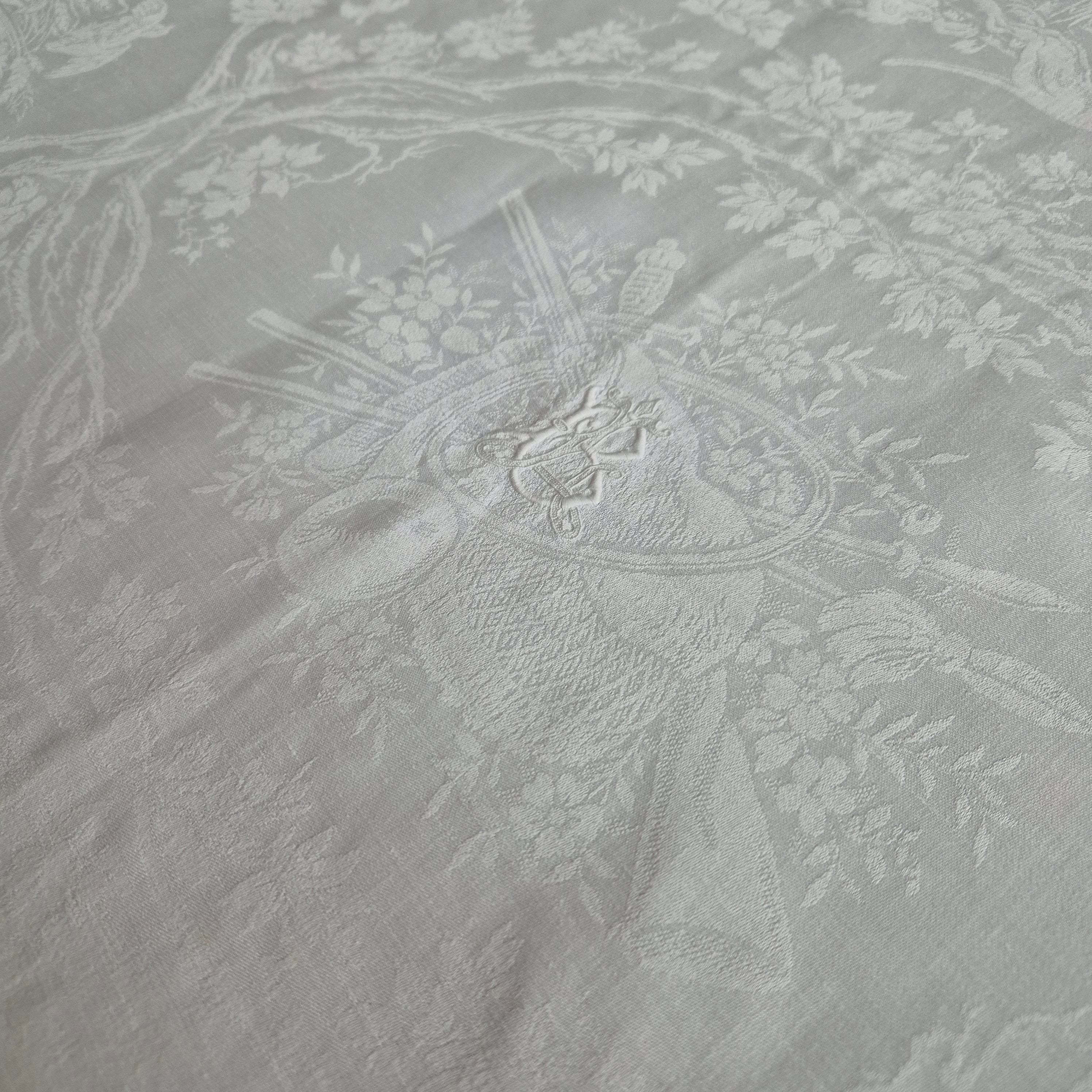 Antike Tischdecke weiß 77x91cm Damast weiß Jagtmotiv und Monogram L.B