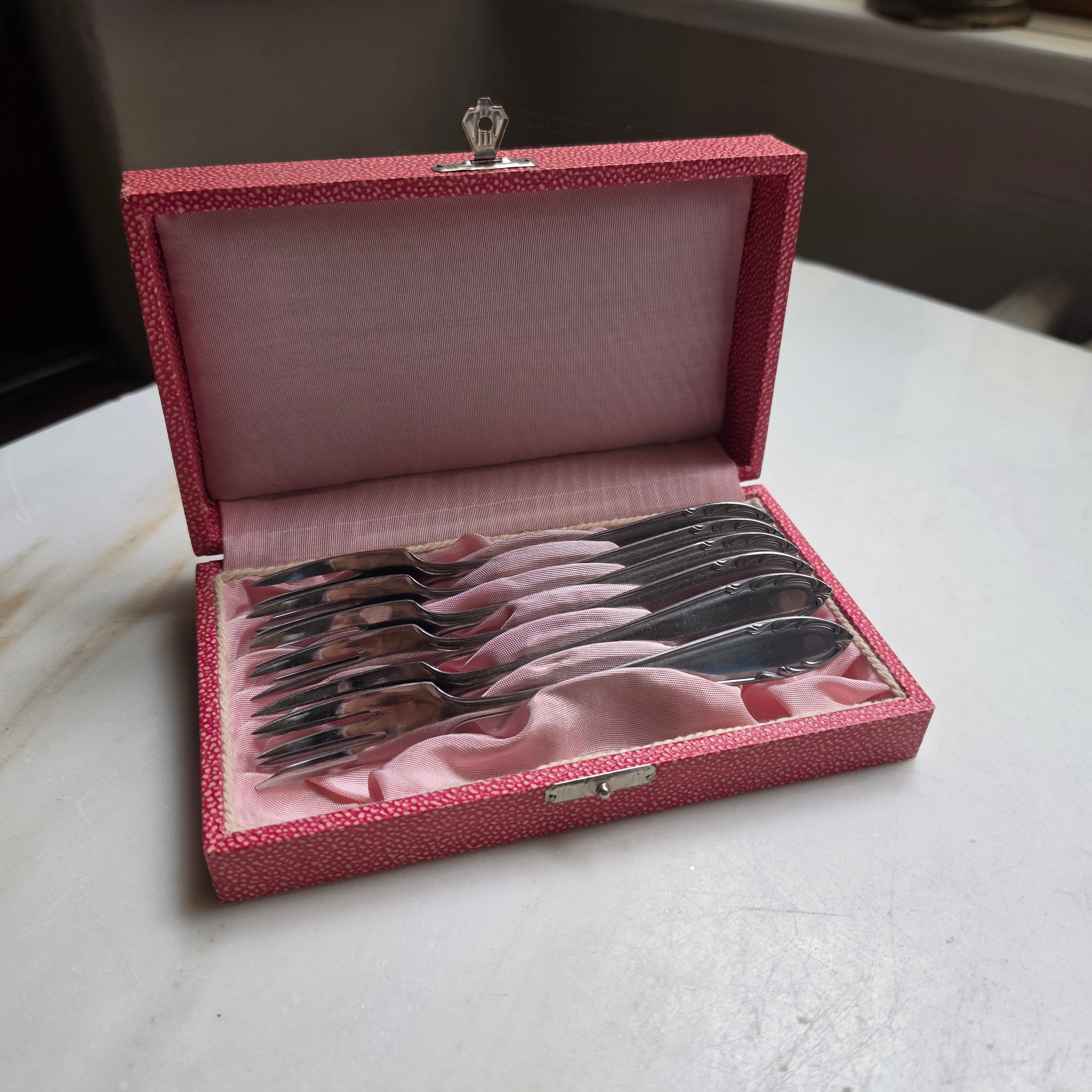 Vintage Kuchengabeln Set (6-teilig) in rosa Schatulle – Klassisches Dessertbesteck aus Edelstahl