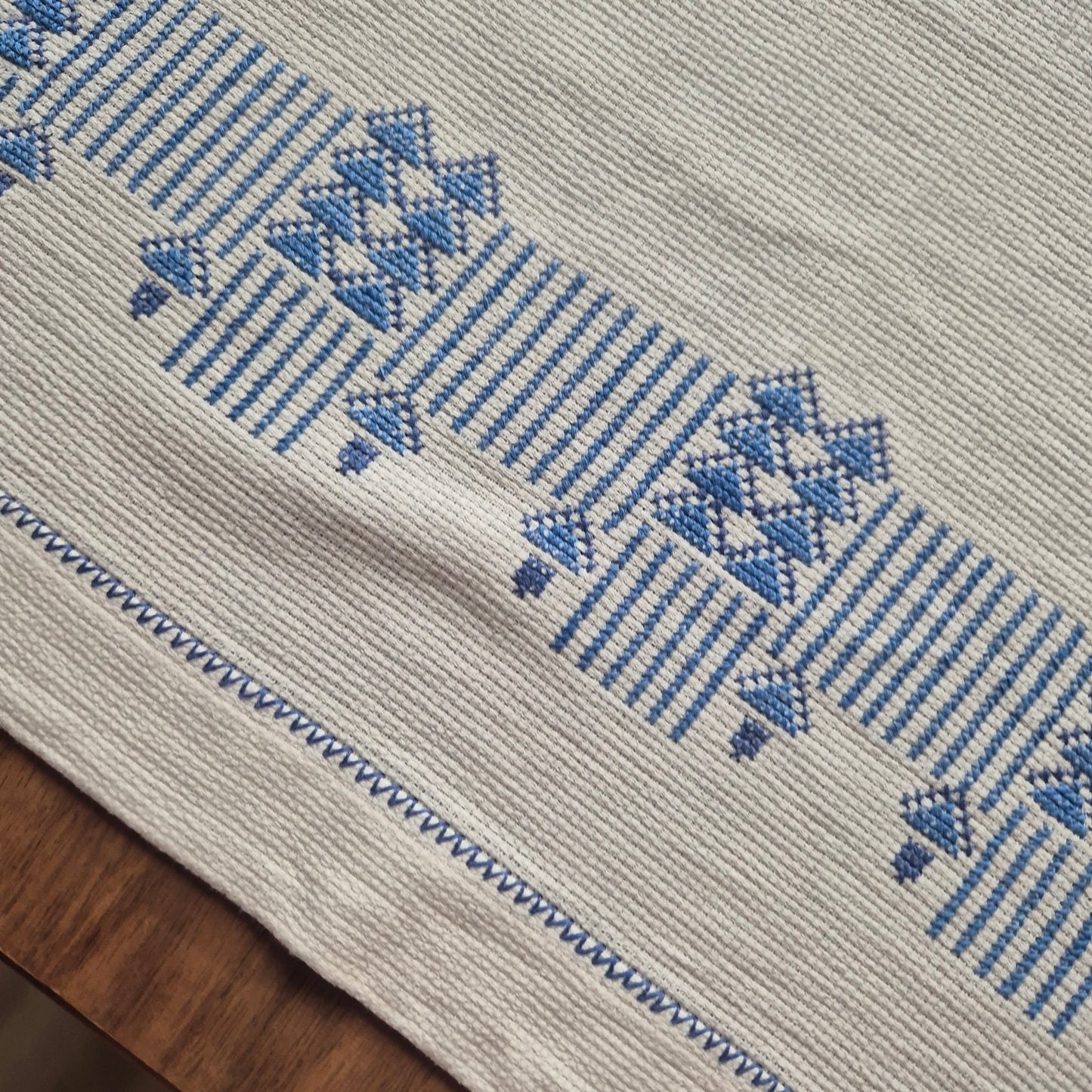 Antike bestickte Kommodenläufer oder blickdichter Vorhang Leinen/Baumwolle weiß/blau