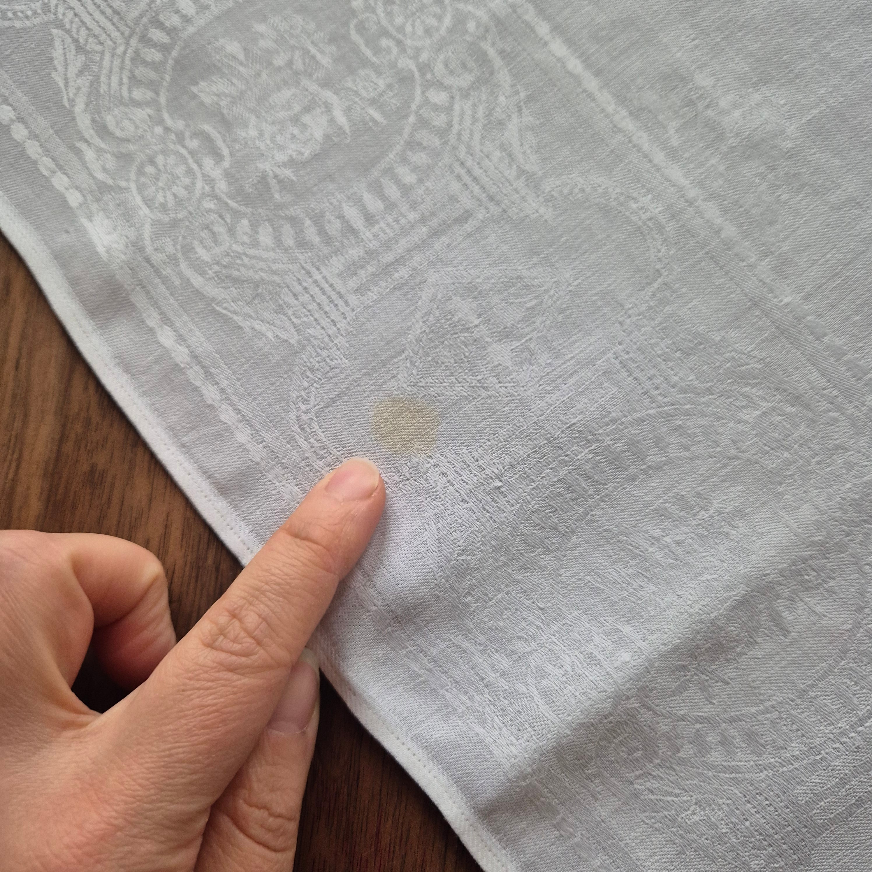 Antike Serviette / Mitteldecke Damast quadratisch weiß Baumwolle 70x72cm (Flecken) Monogramm I.K. oder J.K. ♡