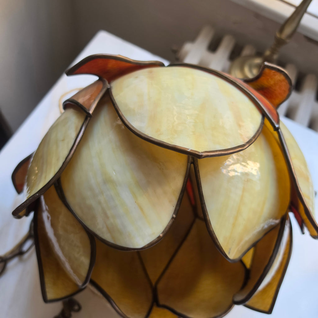 Vintage Tiffany-Stil Hängelampe Lotusblüte / Art Déco Pendelleuchte aus Buntglas & Messing