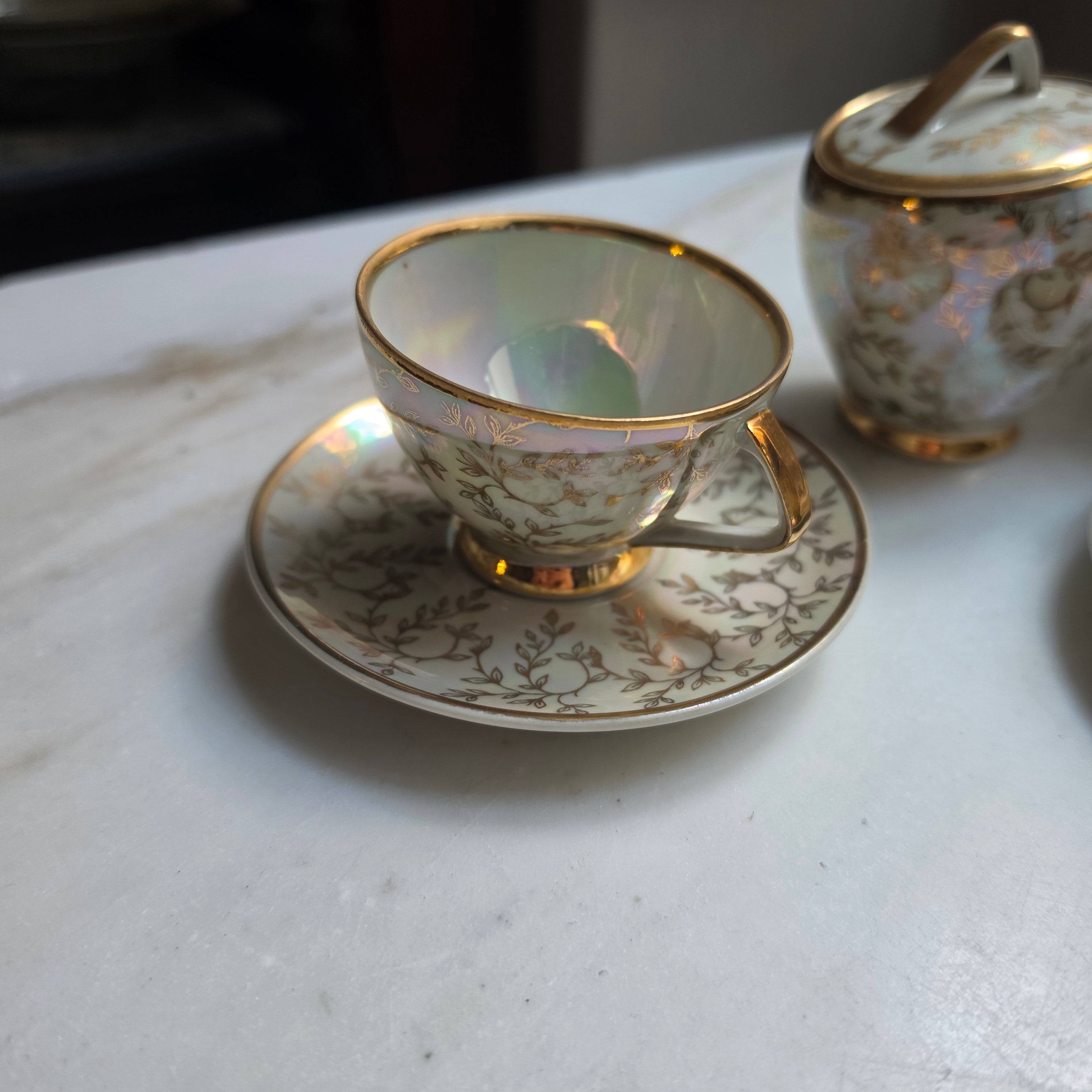 Vintage Porzellan-Mokkaservice / Kaffeeservice mit Perlmutt-Lüster & Golddekor | HHR Reichenbach, Mid-Century