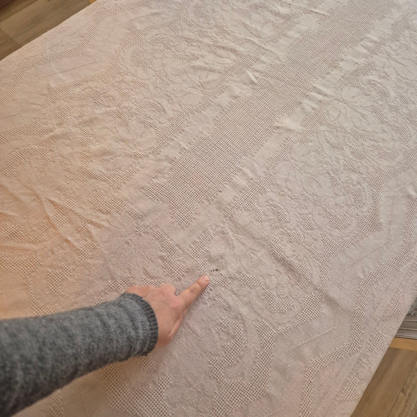 Wunderschöne Vintage Leinen Tischdecke mit Damast Blumendekor leider mit Fleck! 130x215cm Altrosa