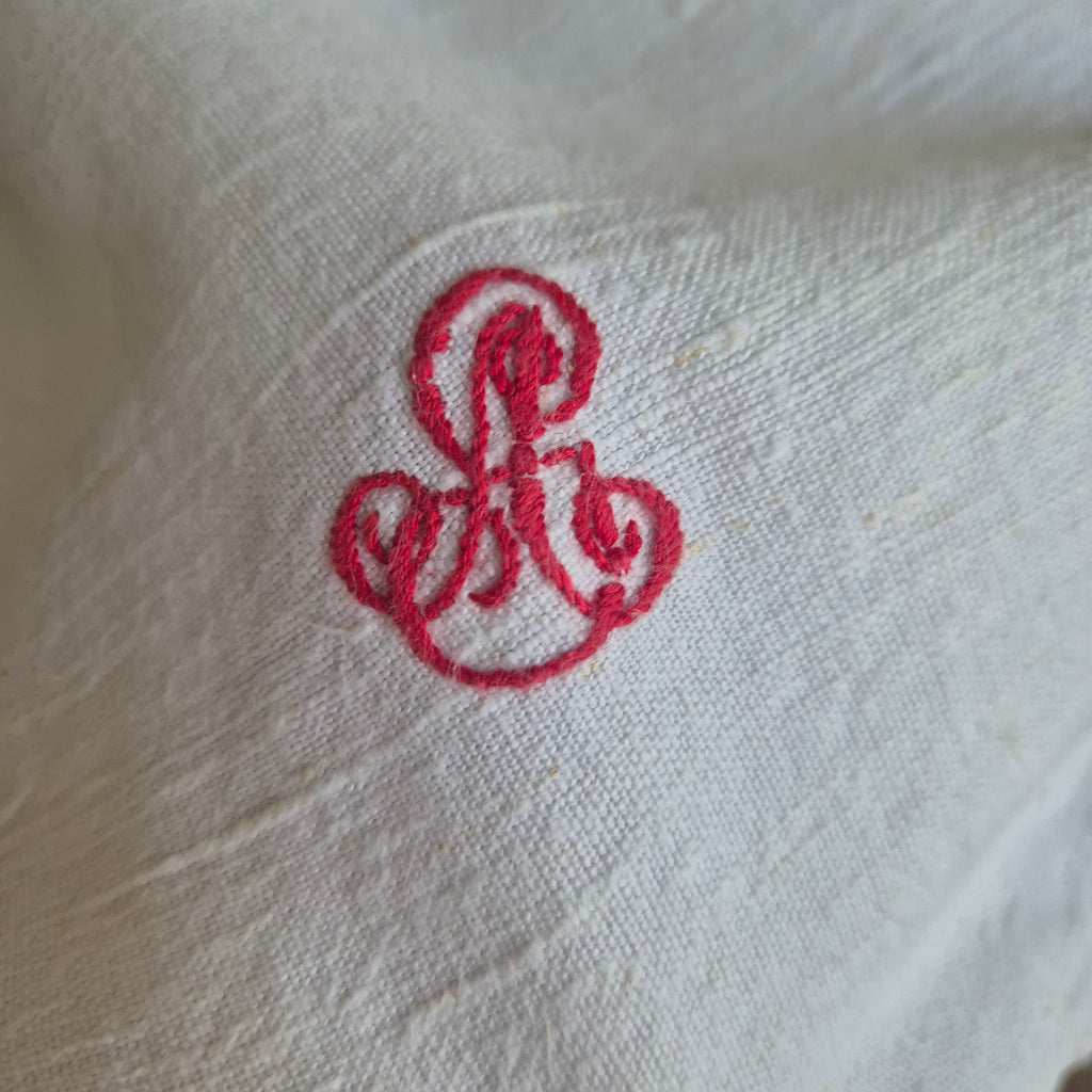 Antike Bauernleinen-Tischdecke mit roter Monogramm-Stickerei -  105x145cm