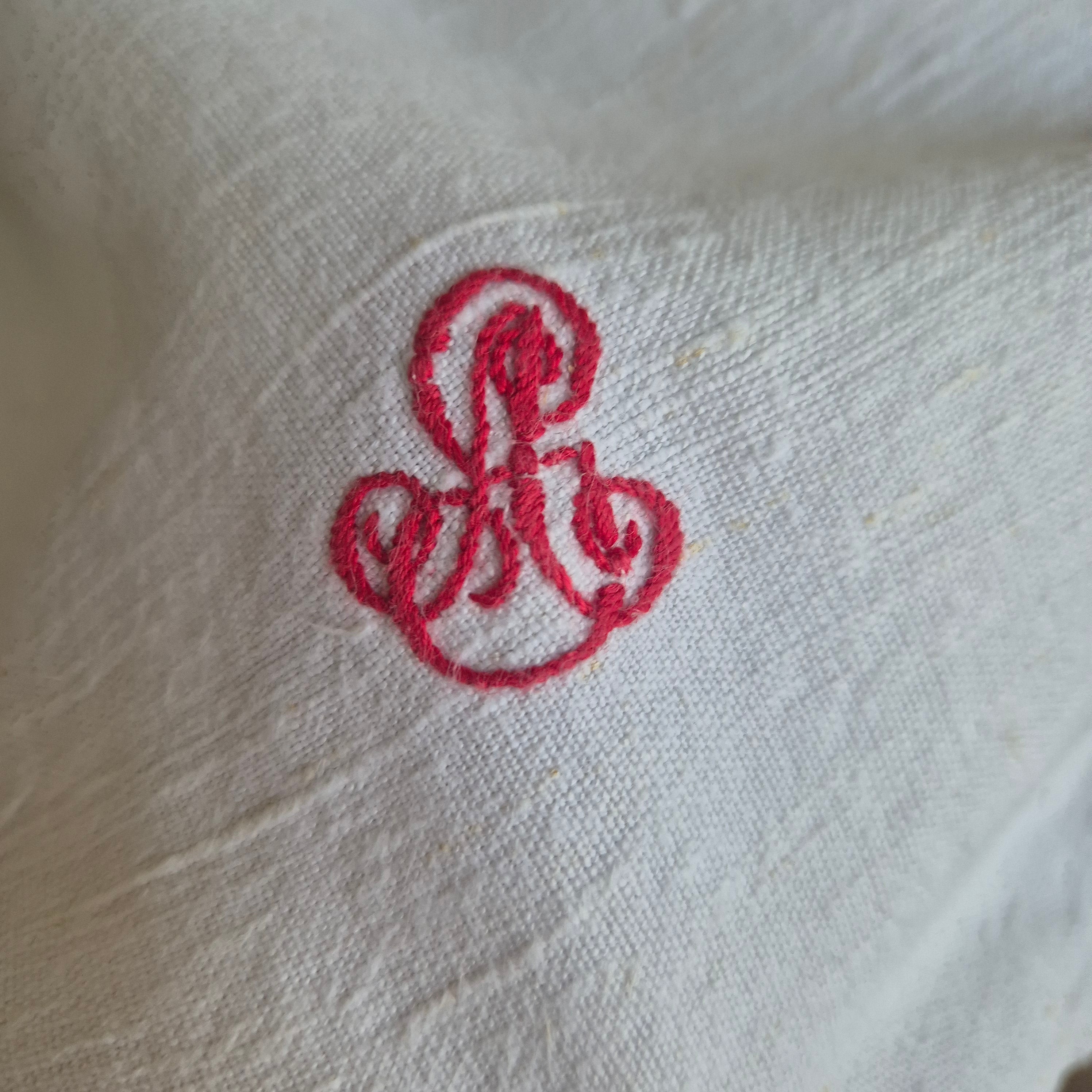 Antike Bauernleinen-Tischdecke mit roter Monogramm-Stickerei -  105x145cm