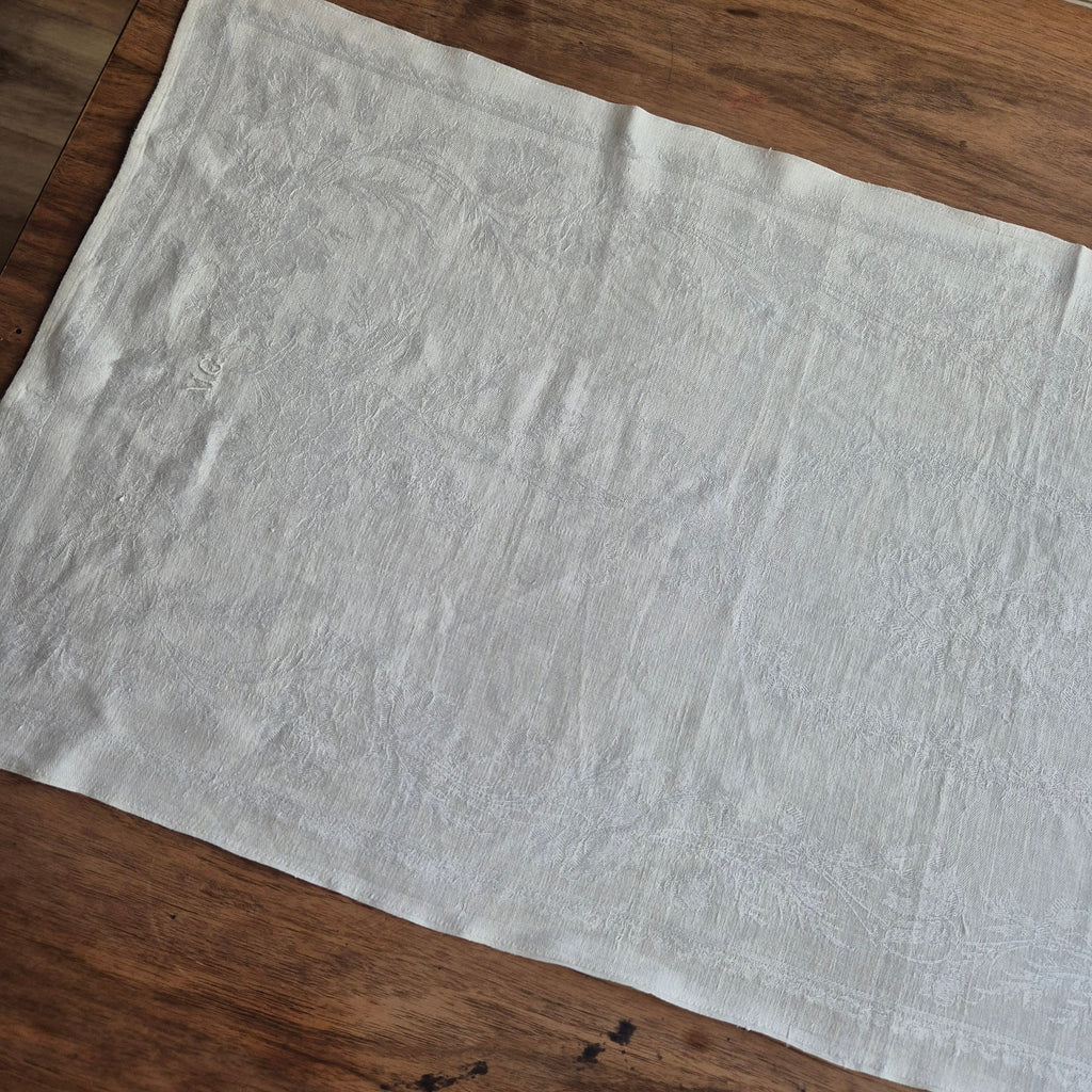 Antikes Jugendstil Küchen-Geschirrtuch mit Monogramm M.G. Damast Baumwolle 110x45cm weiß