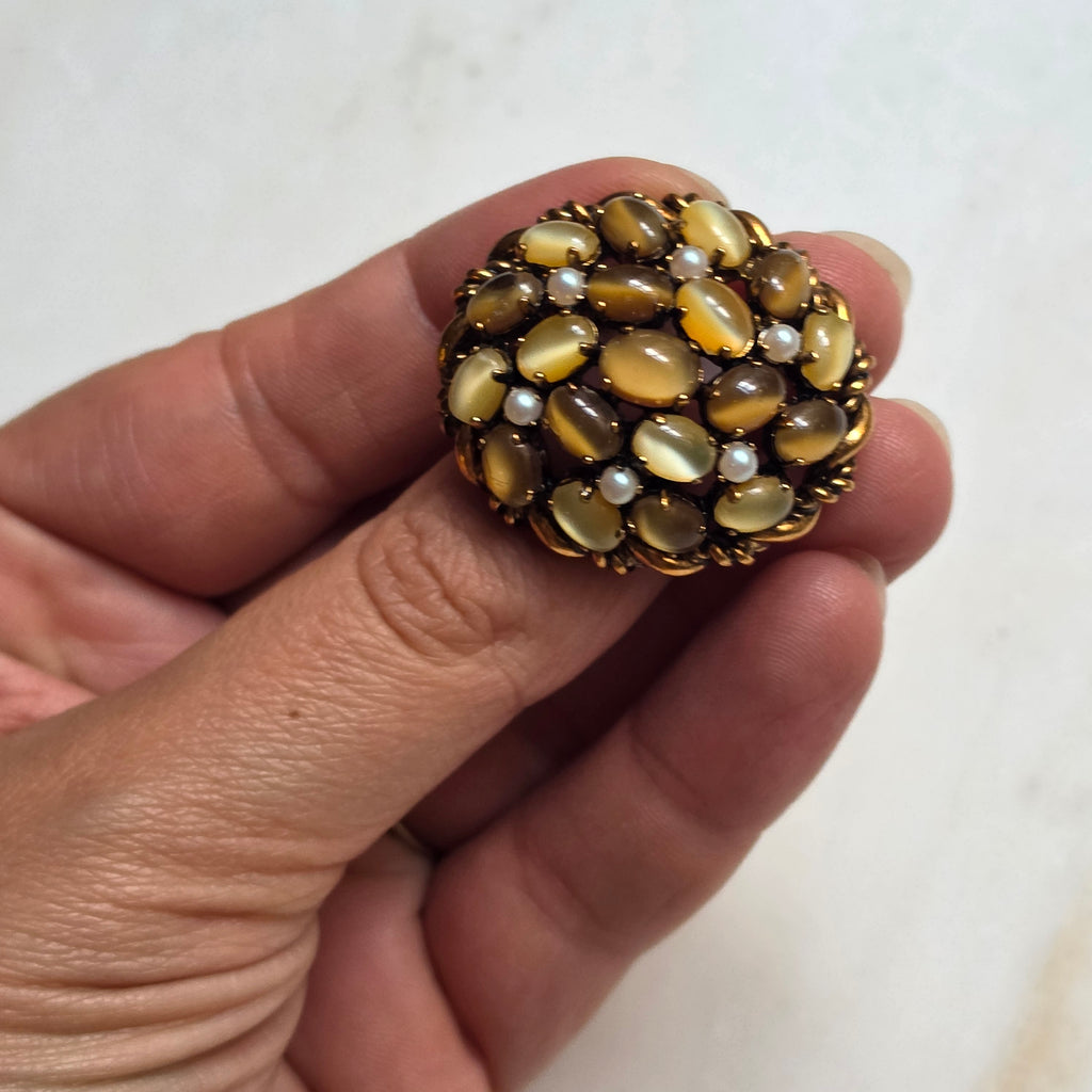Vintage Goldton Brosche mit Katzenaugen-Steinen und Kunstperlen 60er Jahre