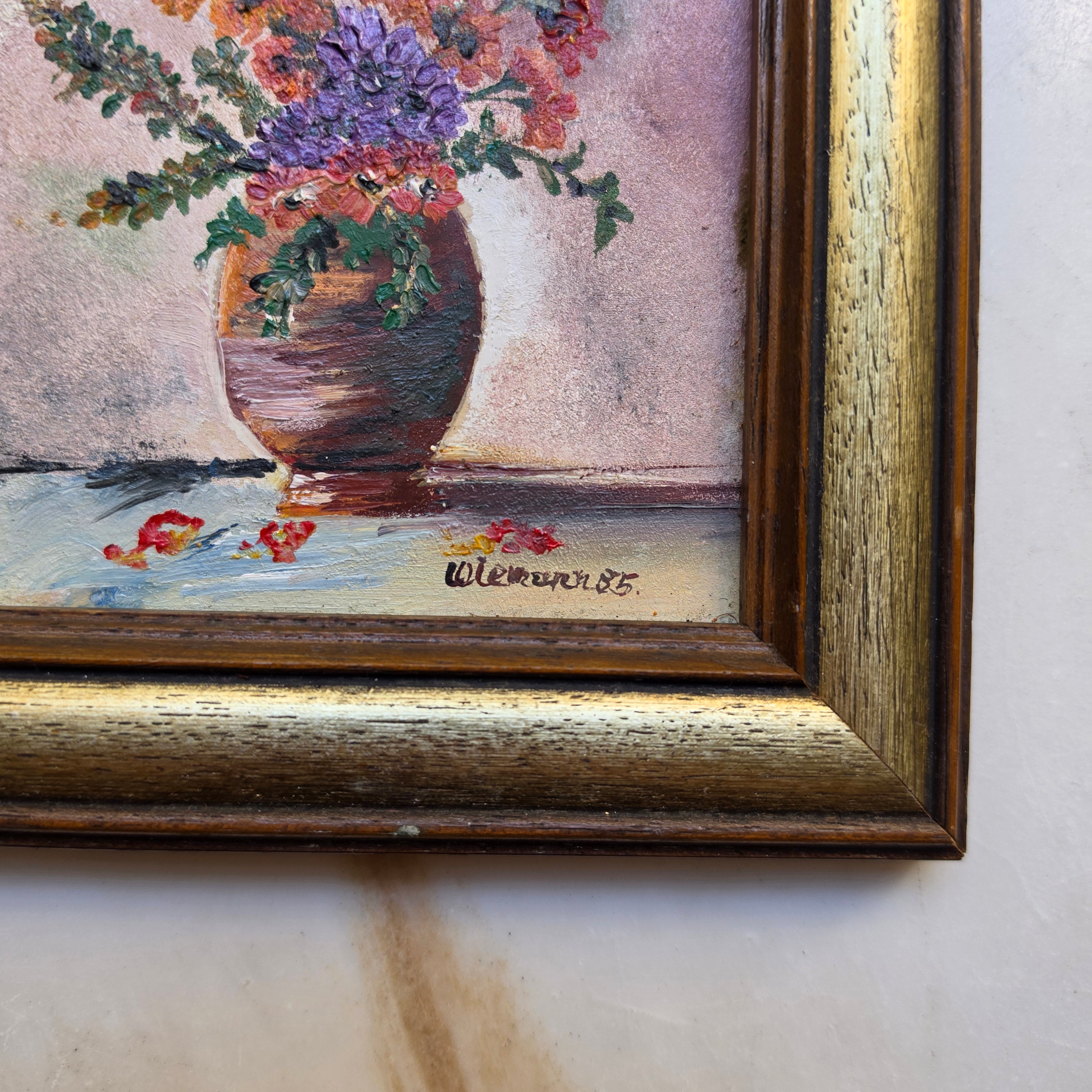 Vintage Ölgemälde Blumenstillleben – Signiert Wilh. Wiemann 1985 – Im edlen Holzrahmen mit Goldleiste