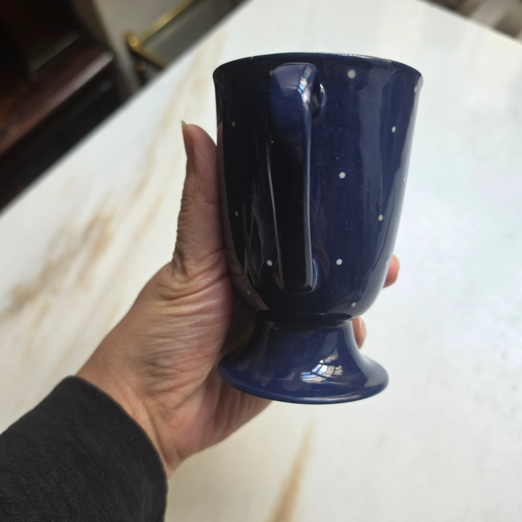 Handgemachte Keramiktasse mit Fuß & Punktemuster – Blau/Beige